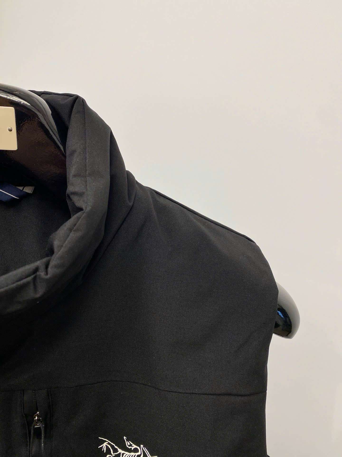 아크테릭스 가슴 로고 남성 조끼