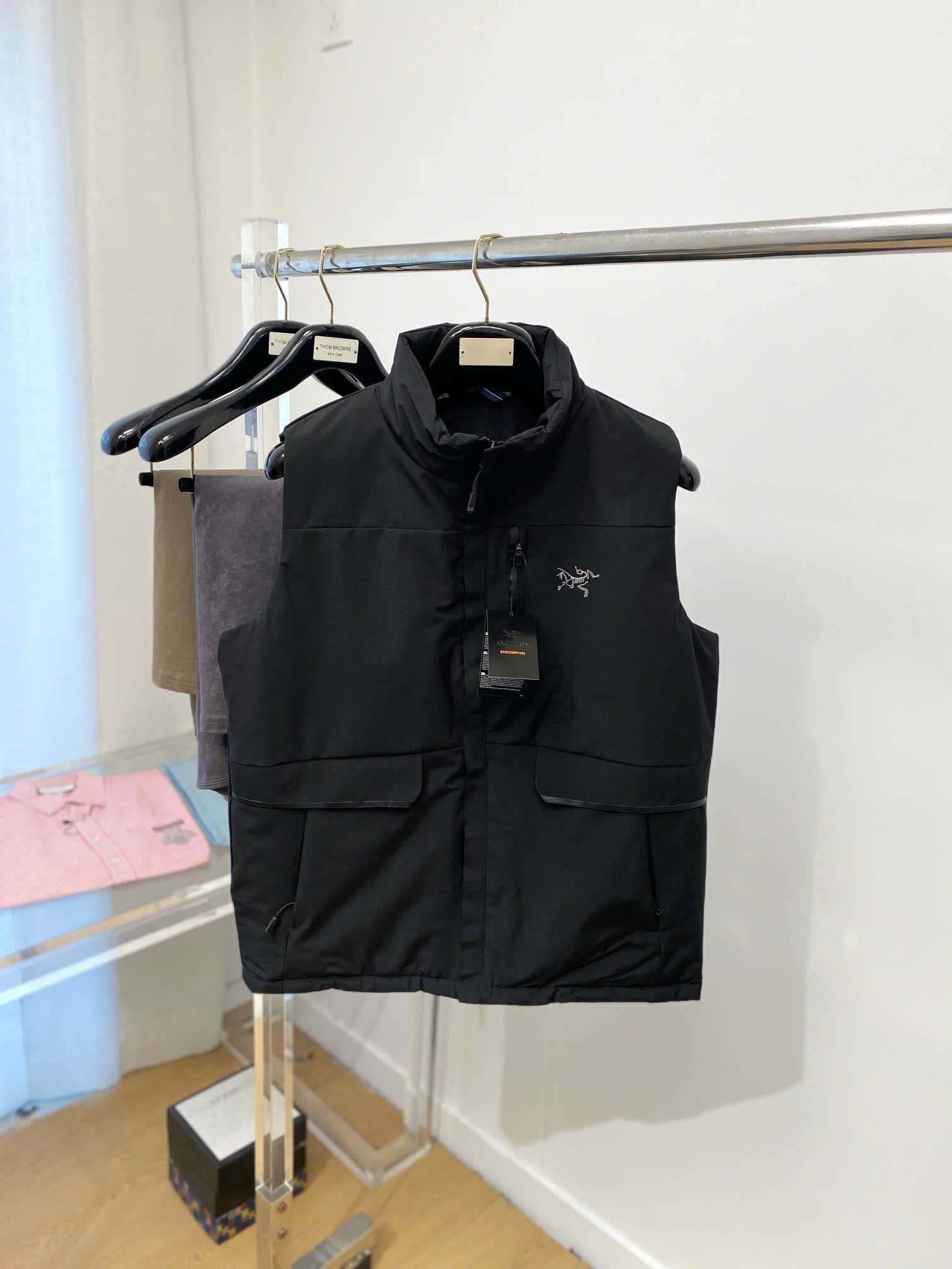 아크테릭스 가슴 로고 남성 조끼