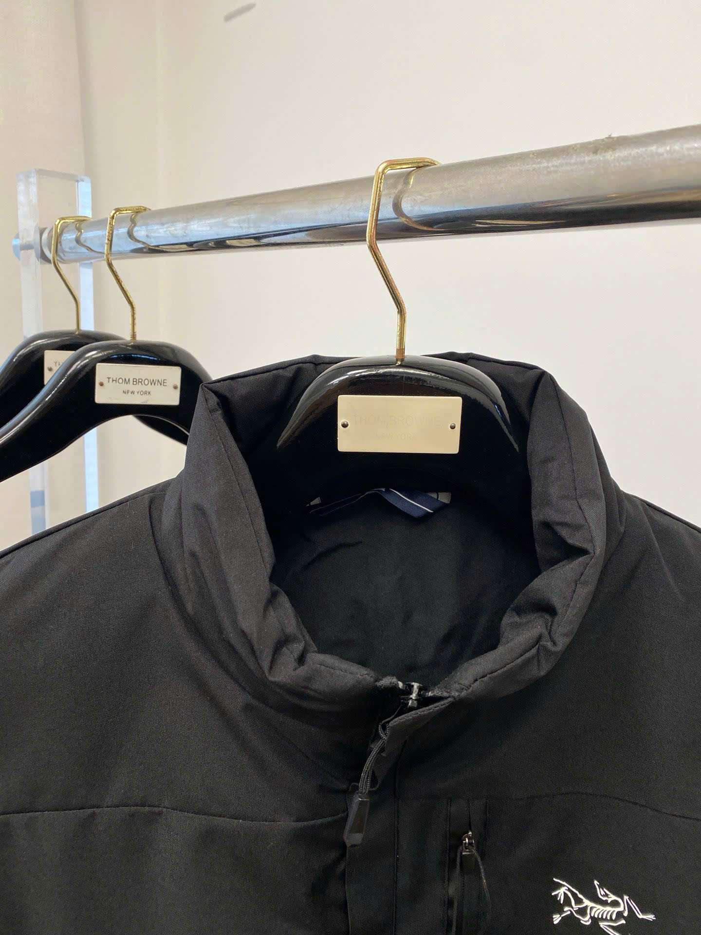 아크테릭스 가슴 로고 남성 조끼