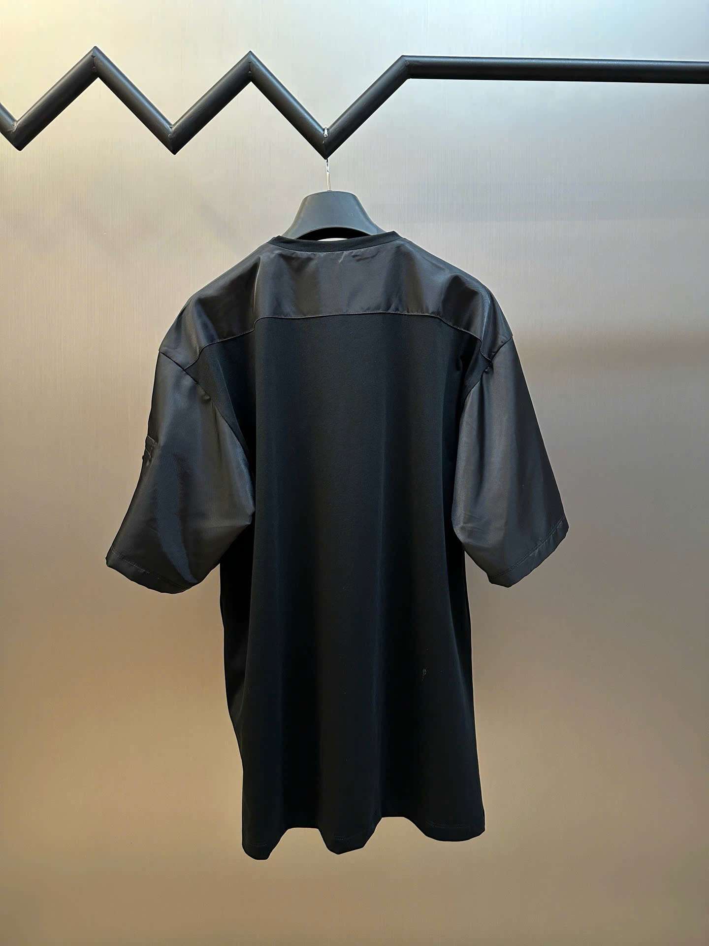 프라다 소매 감각 로고 남성 상의