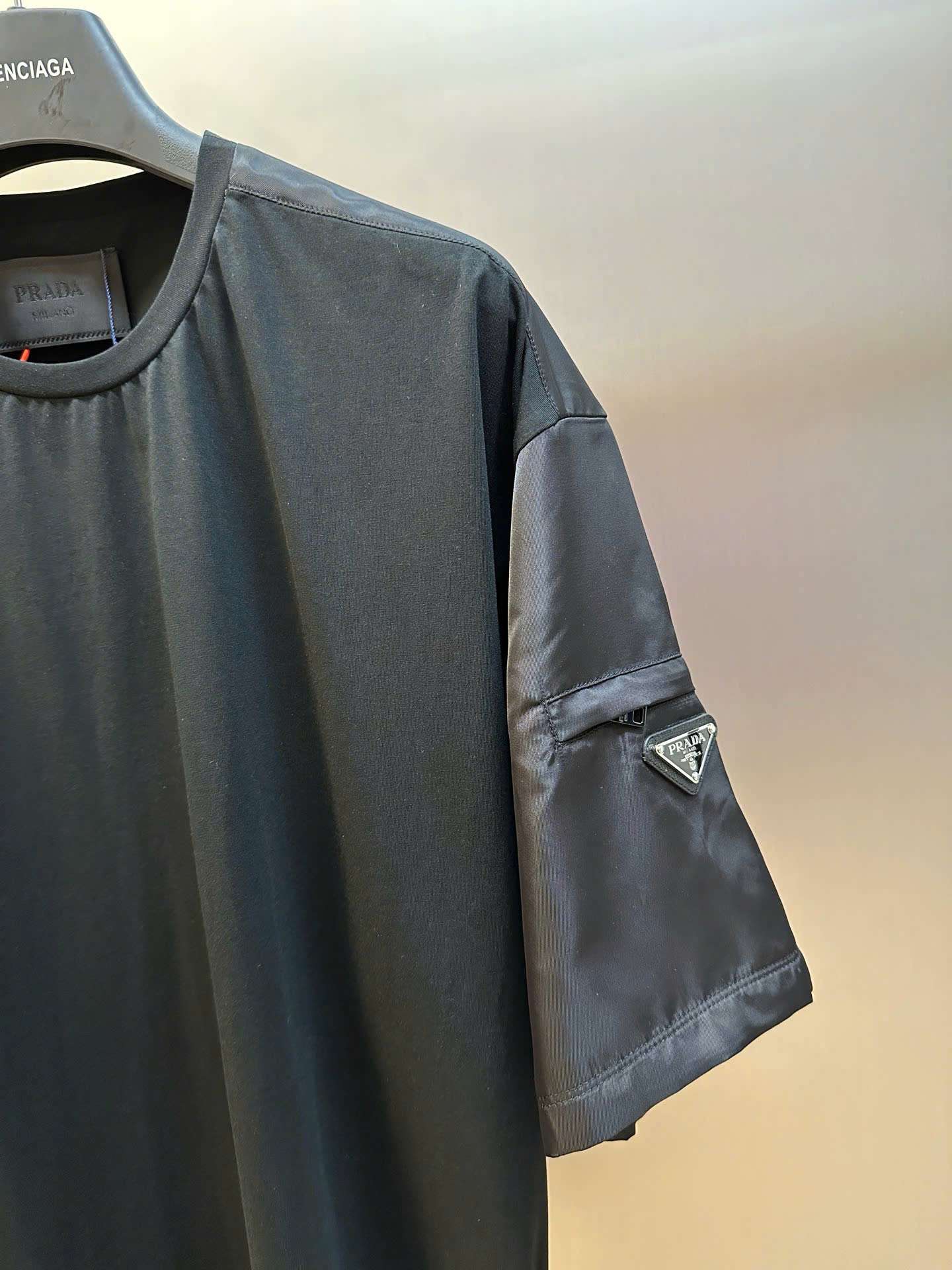 프라다 소매 감각 로고 남성 상의