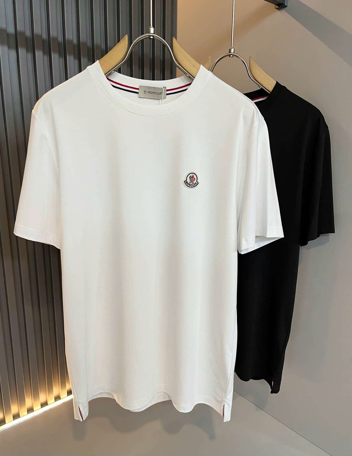 몽클레르 가슴 베이직 로고 남여공용 반팔티 (2컬러)