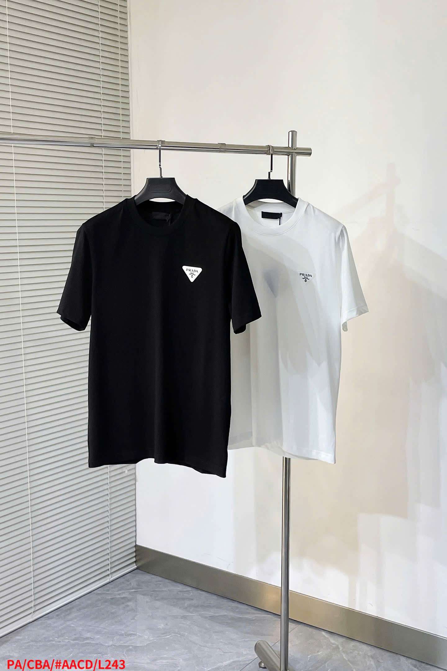 프라다 삼각 로고 남성 반팔티