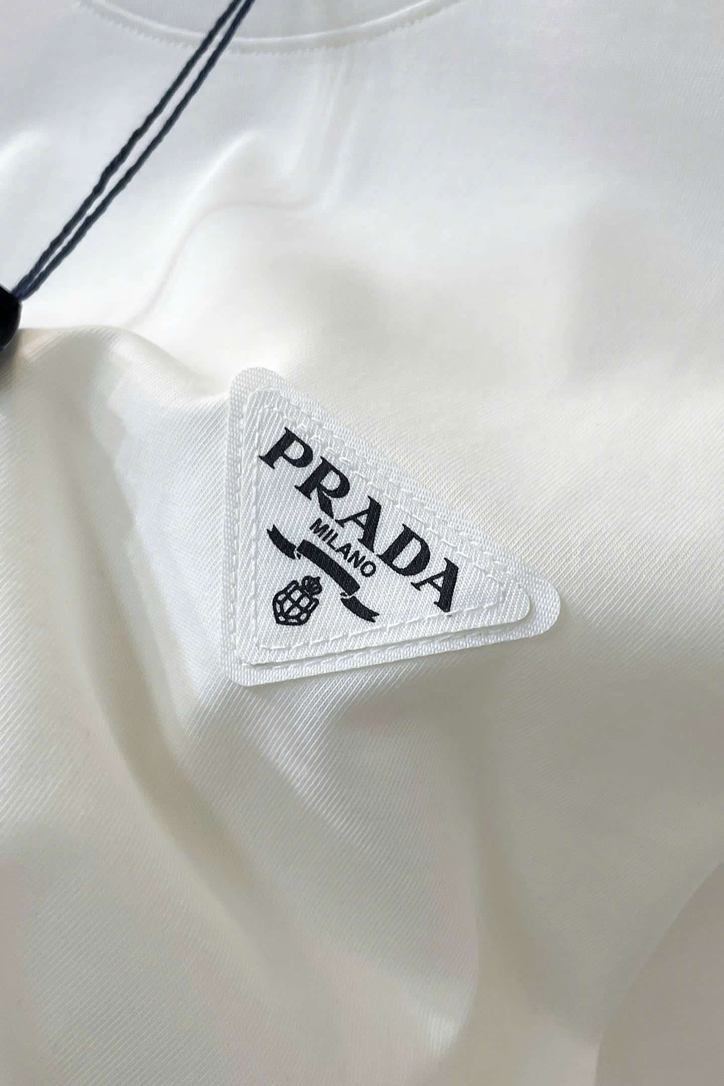 프라다 삼각 로고 남성 반팔티