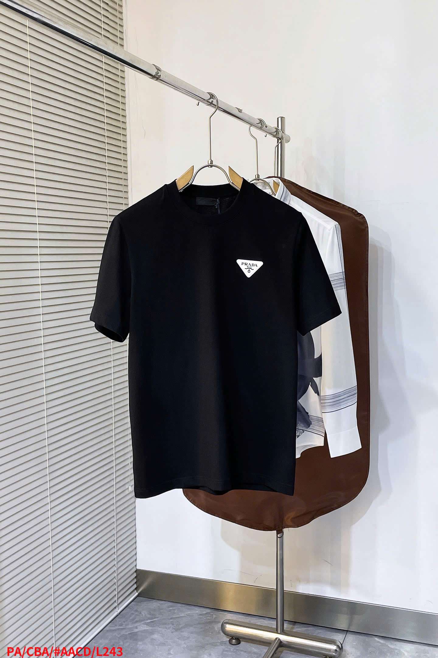 프라다 삼각 로고 남성 반팔티
