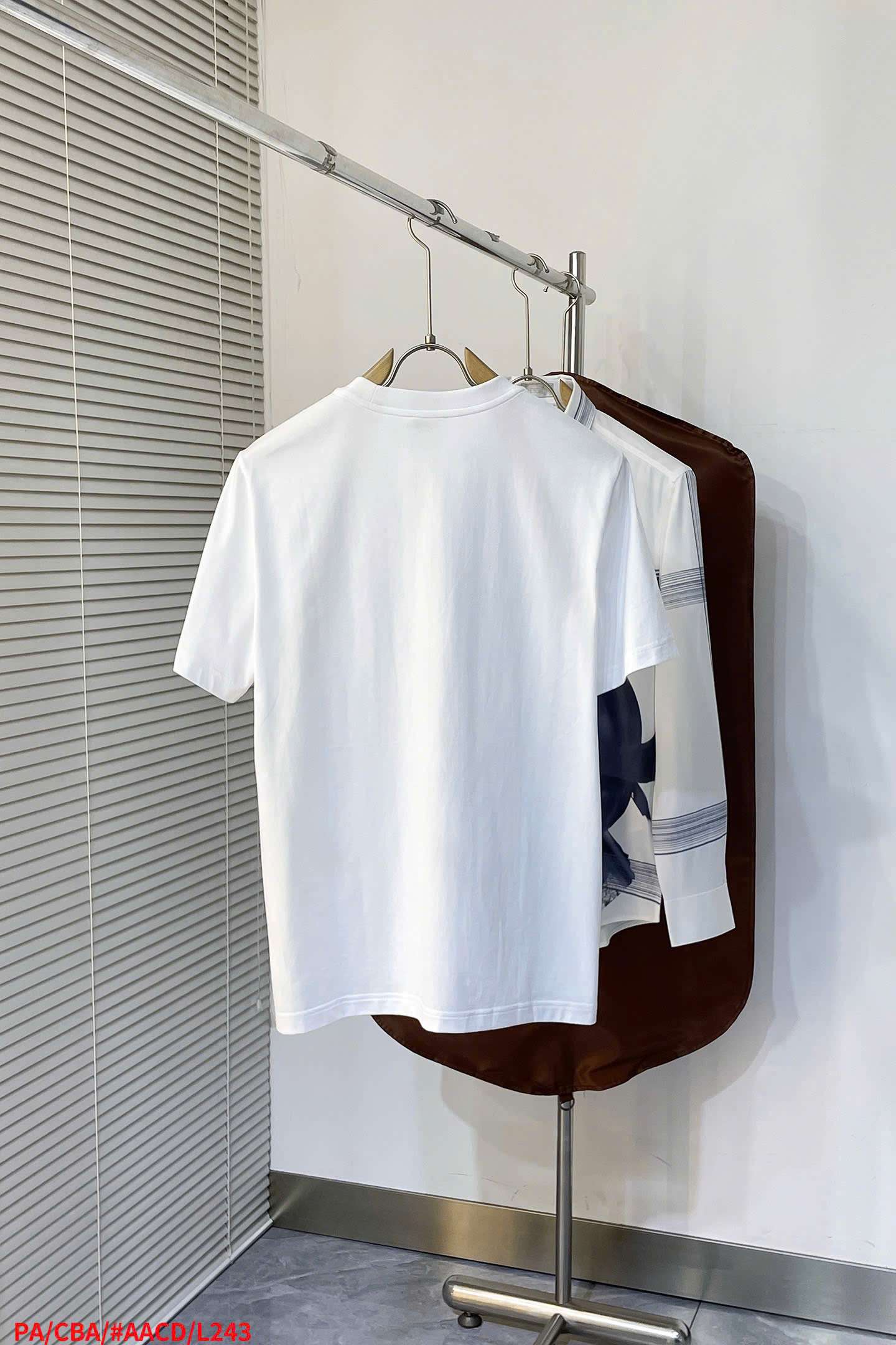 프라다 삼각 로고 남성 반팔티