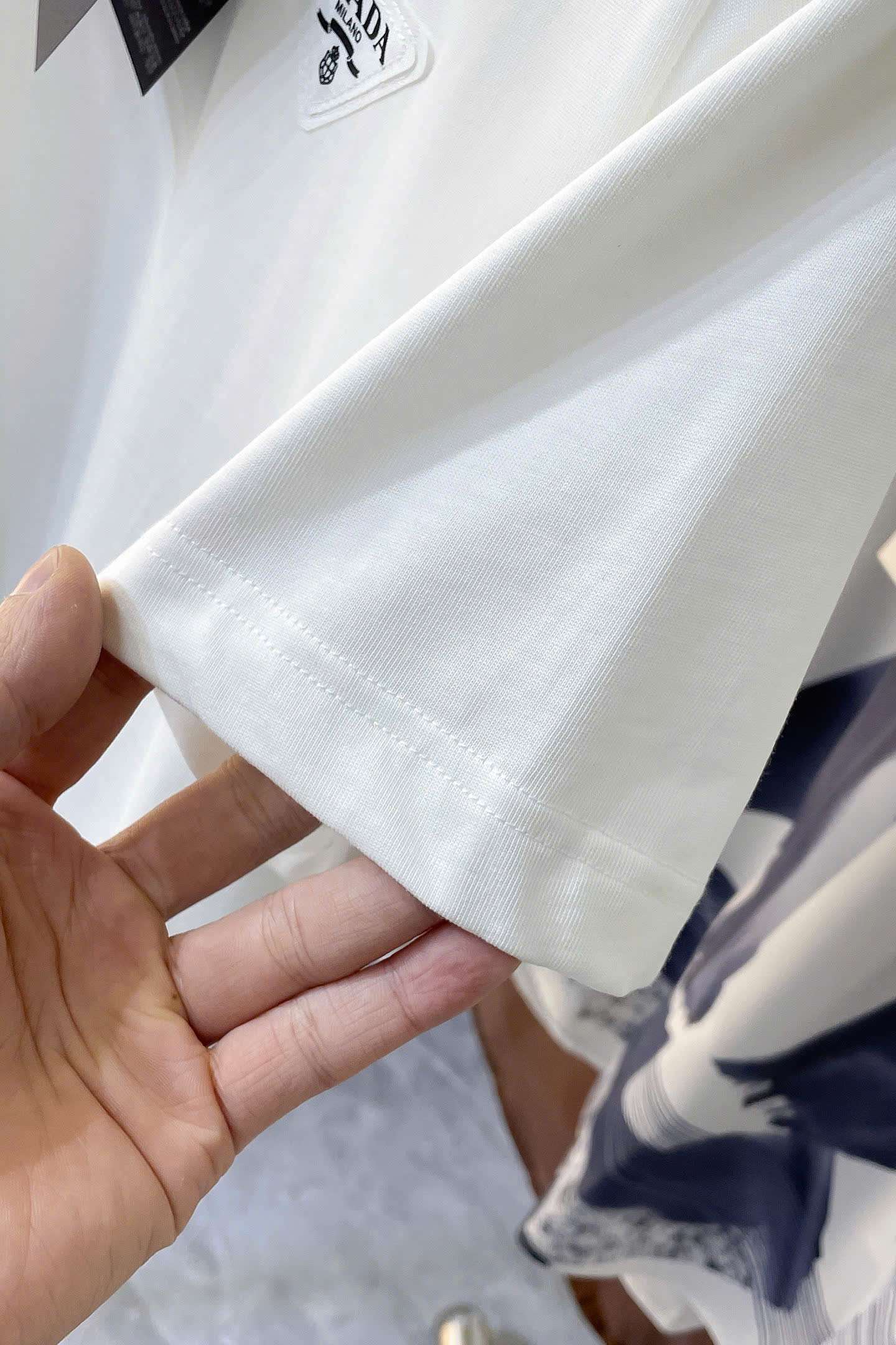 프라다 삼각 로고 남성 반팔티