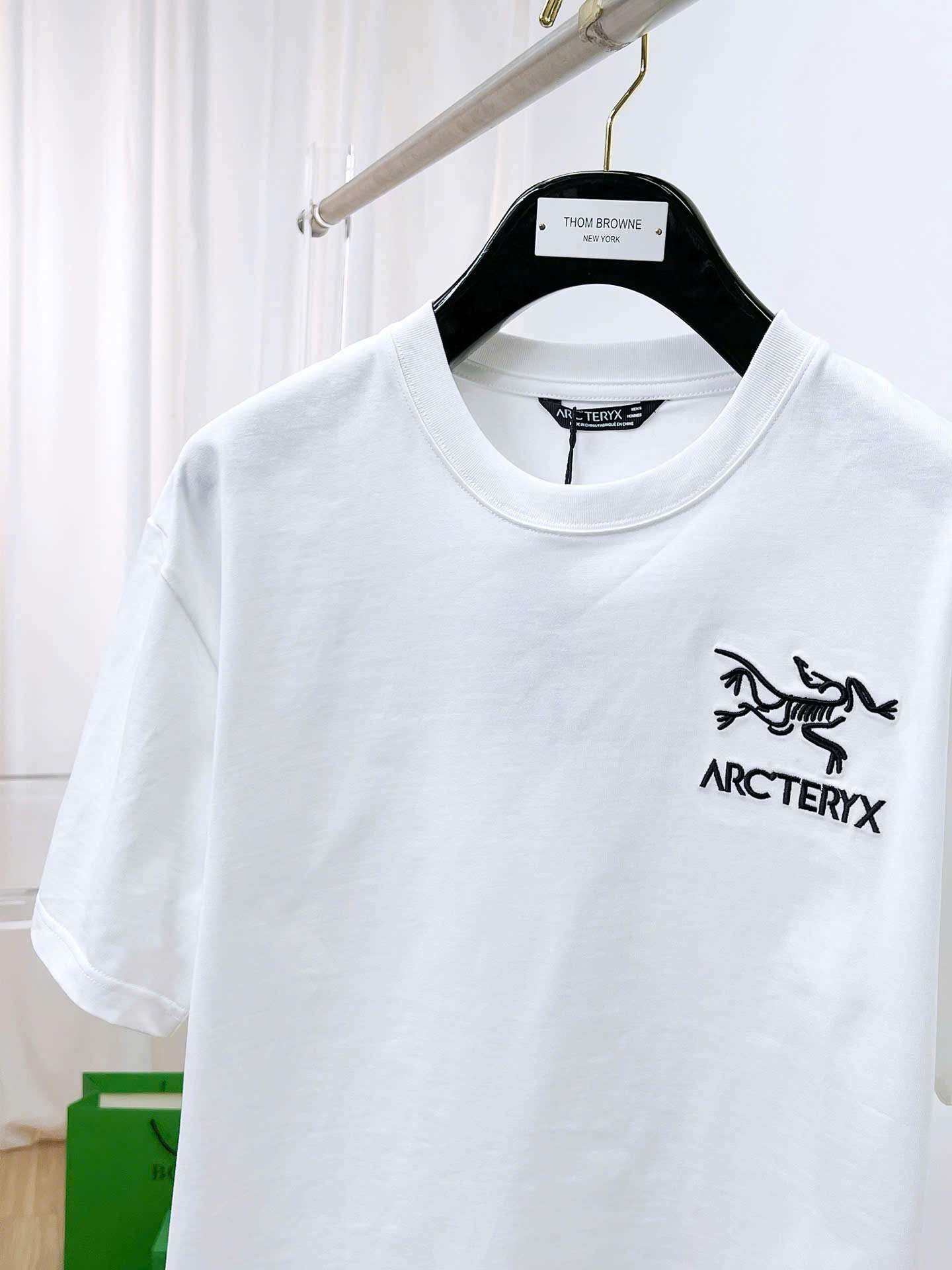 아크테릭스 자수 로고 남성 반팔티 (2컬러)