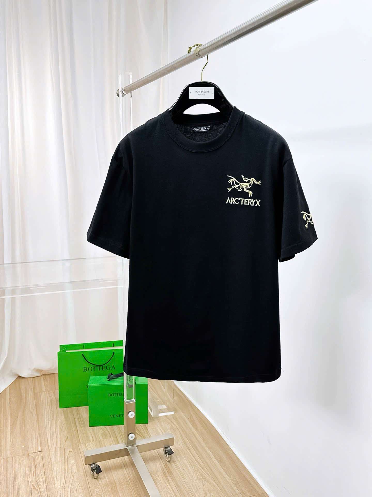 아크테릭스 자수 로고 남성 반팔티 (2컬러)