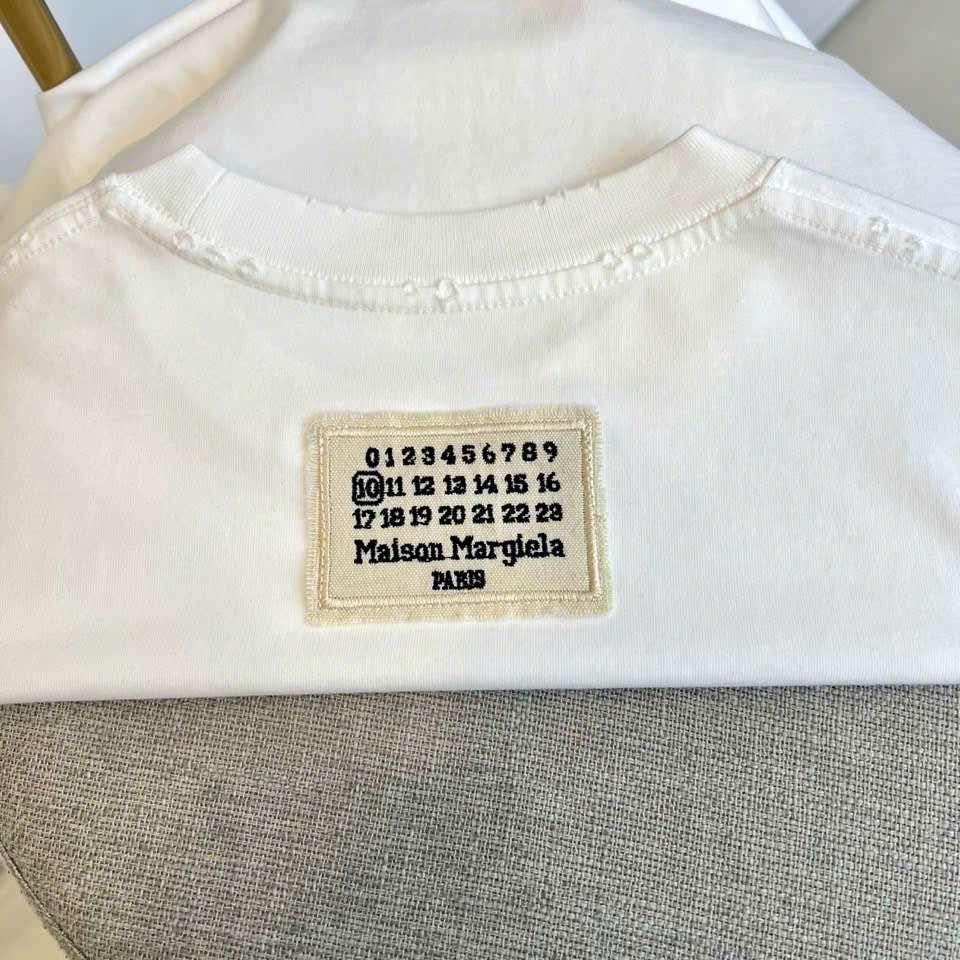 Maison Margiela 뒤에 자수 로고 남성 상의 (2컬러)