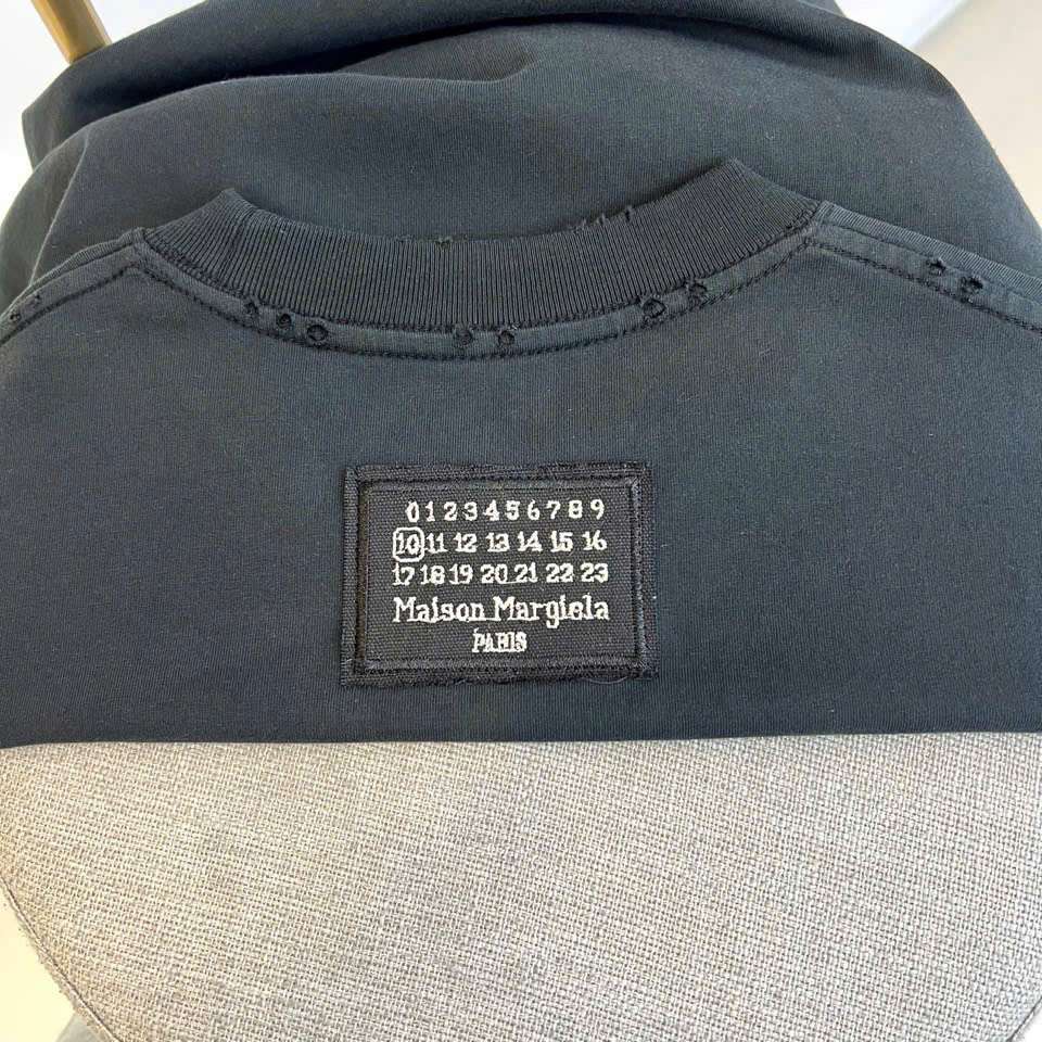 Maison Margiela 뒤에 자수 로고 남성 상의 (2컬러)