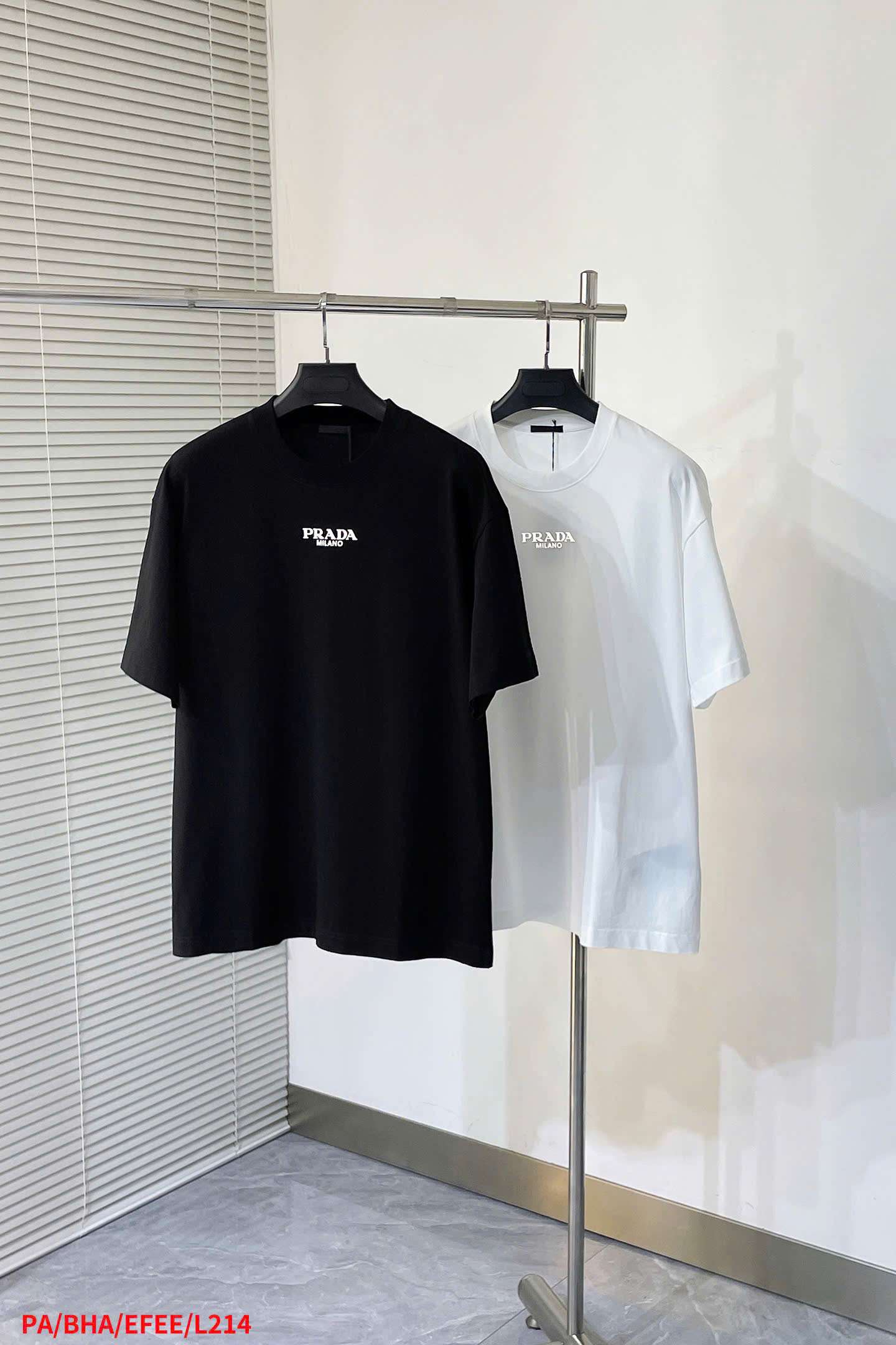 프라다 가슴 반광 로고 남성 반팔티