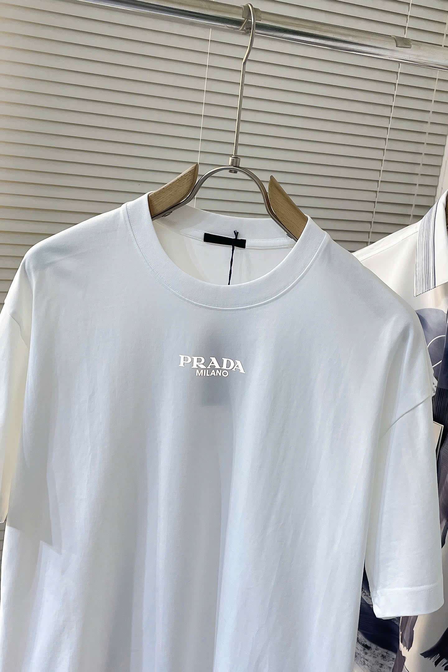 프라다 가슴 반광 로고 남성 반팔티