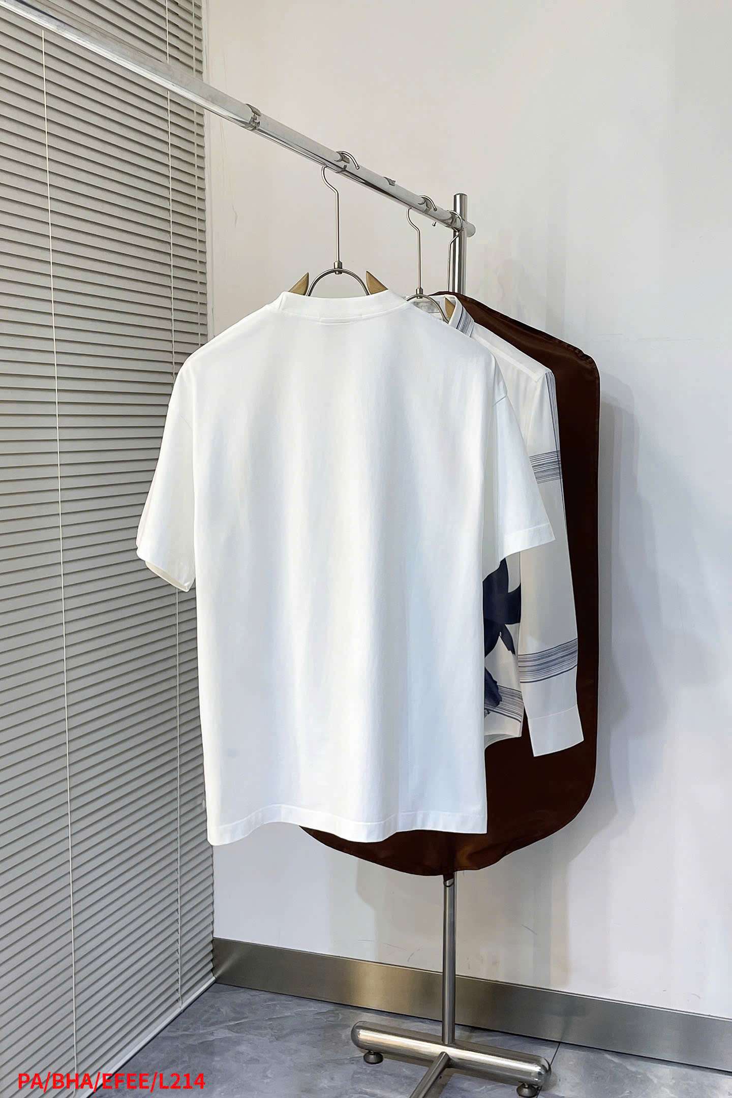 프라다 가슴 반광 로고 남성 반팔티