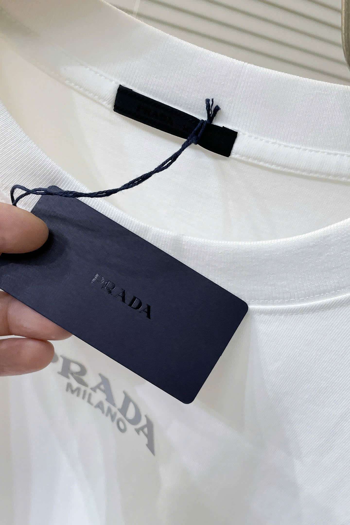 프라다 가슴 반광 로고 남성 반팔티