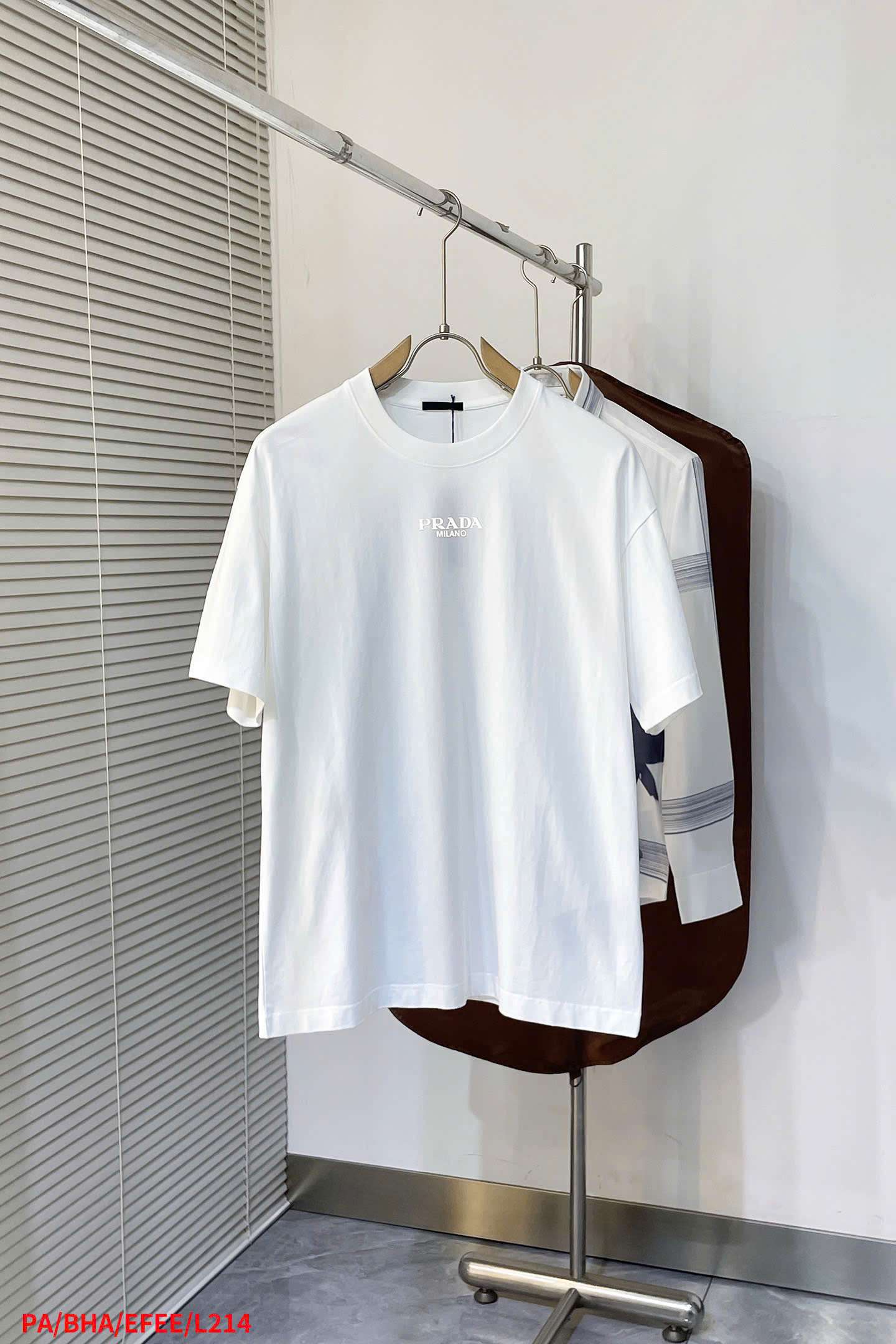 프라다 가슴 반광 로고 남성 반팔티