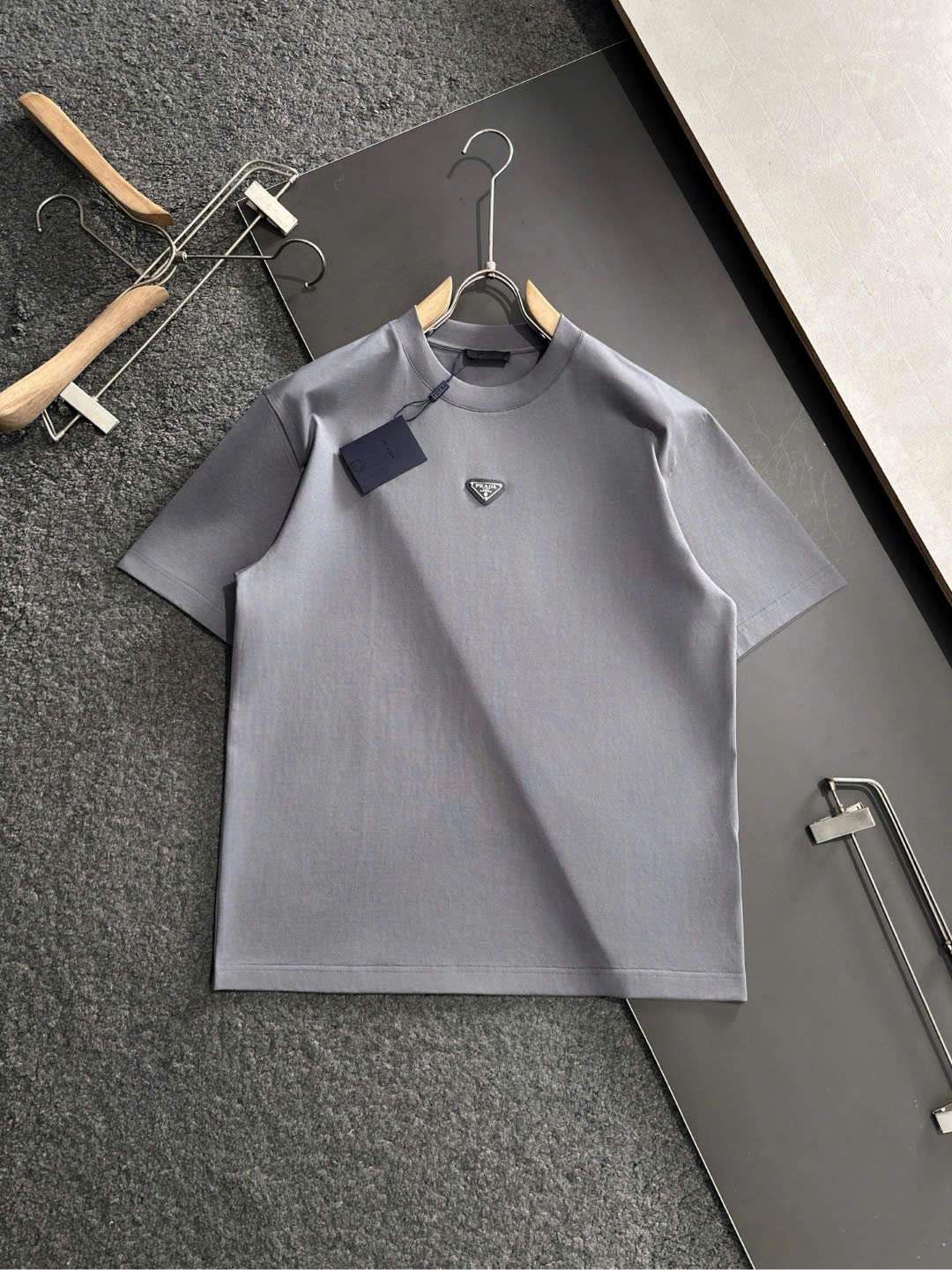 프라다 삼각 로고 남성 반팔티
