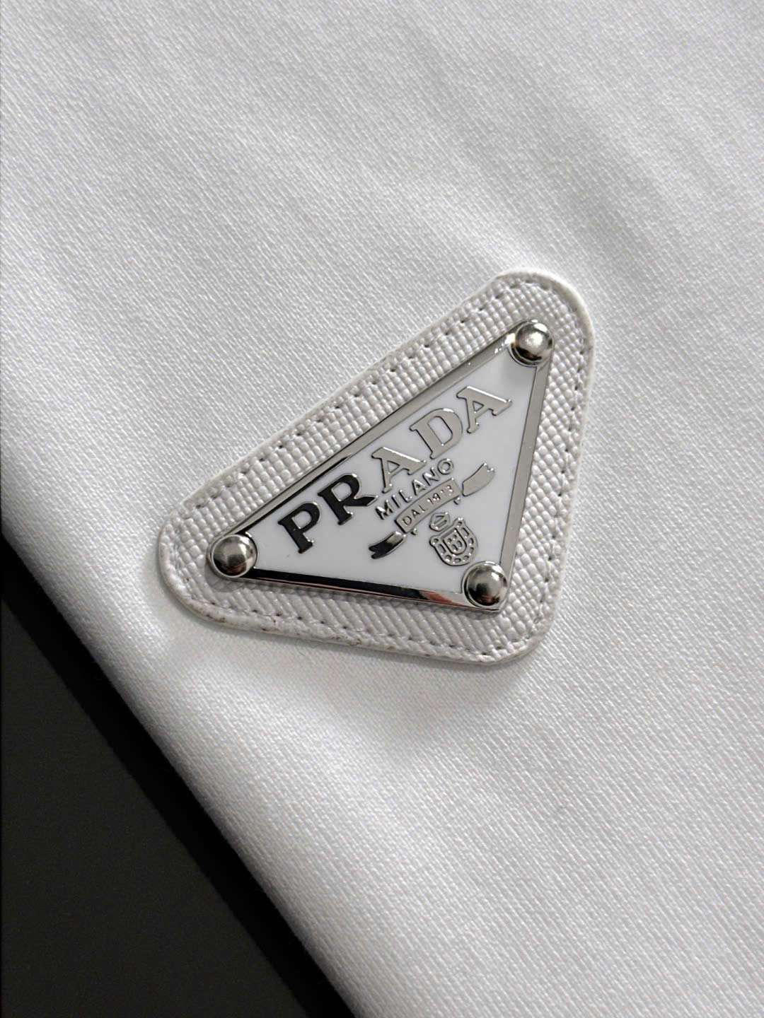 프라다 삼각 로고 남성 반팔티