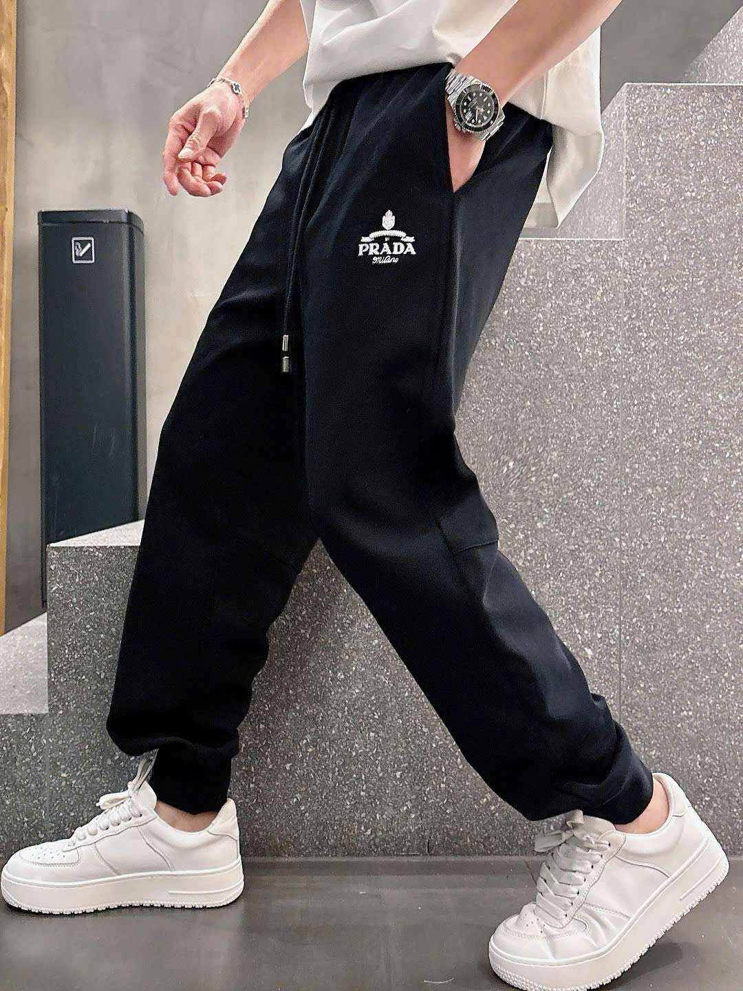 프라다 앞뒤 로고 남성 블랙 긴바지