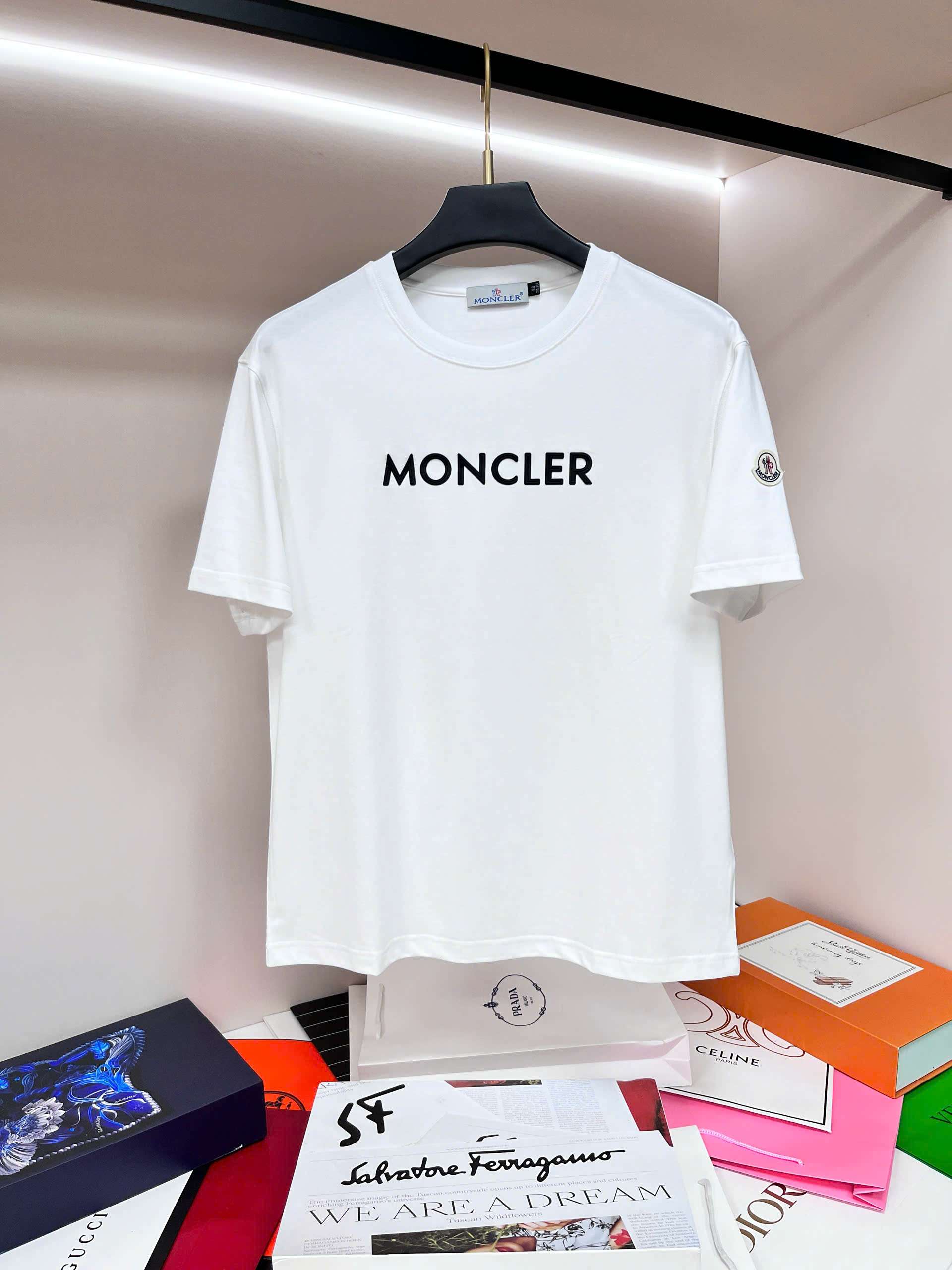 몽클레르 가슴 로고 남성 반팔티