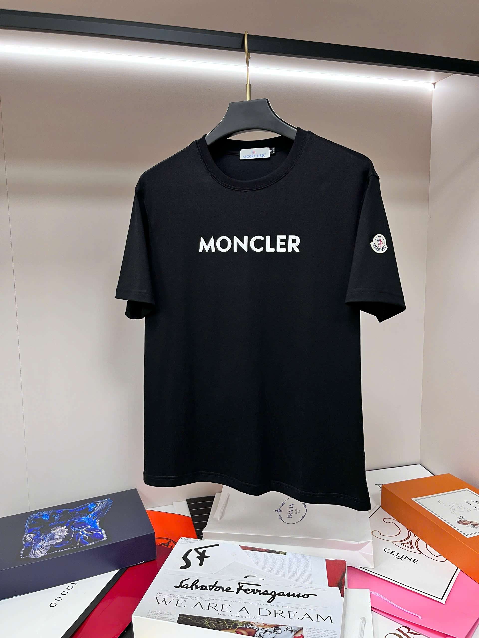 몽클레르 가슴 로고 남성 반팔티