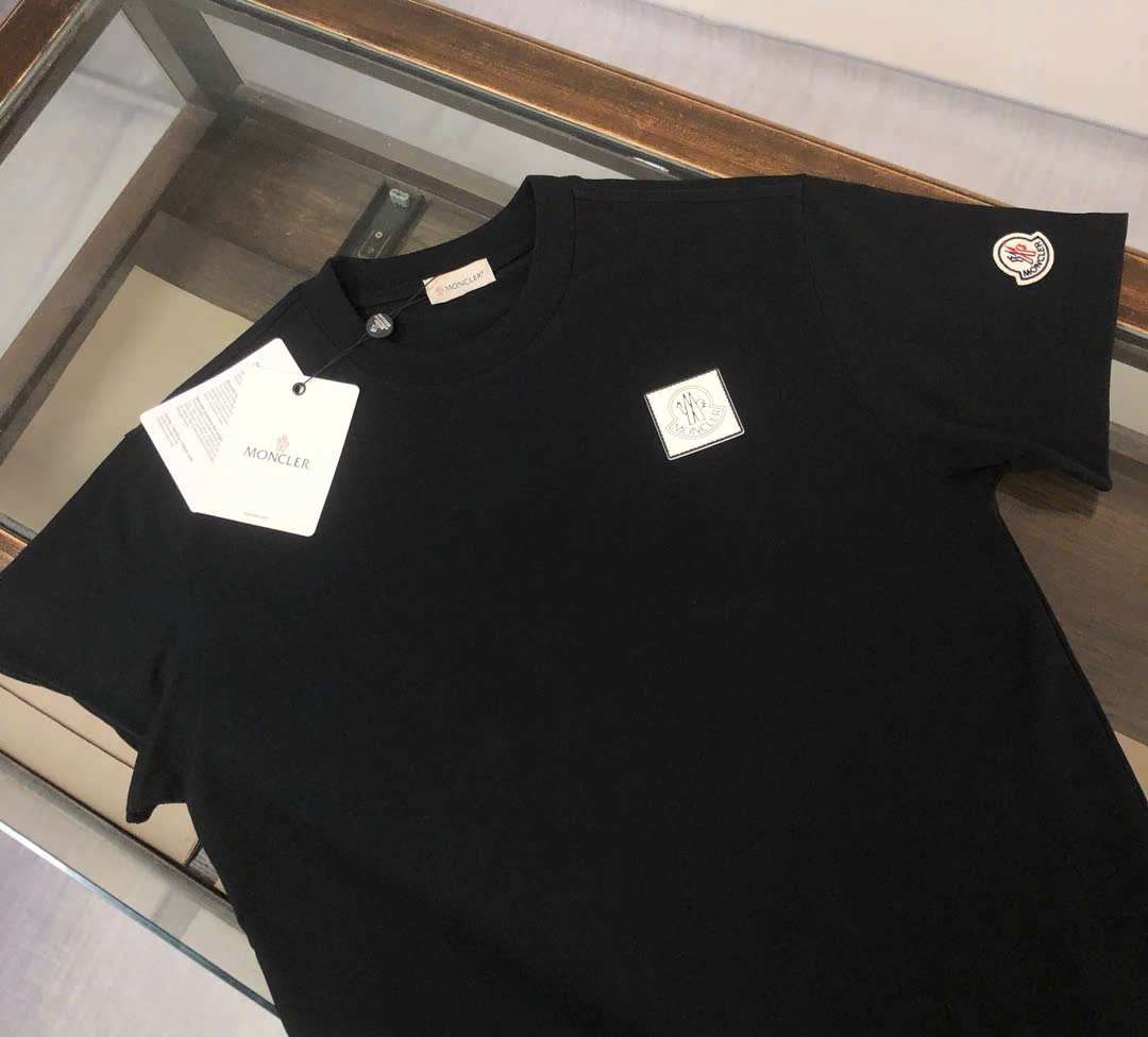 몽클레르 가슴 네모 로고 남성 반팔티 (2컬러)