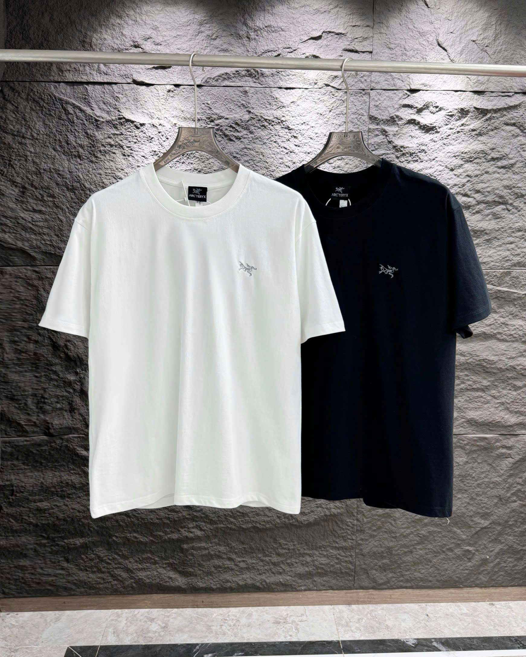 아크테릭스 작은 자수 로고 남성 반팔티