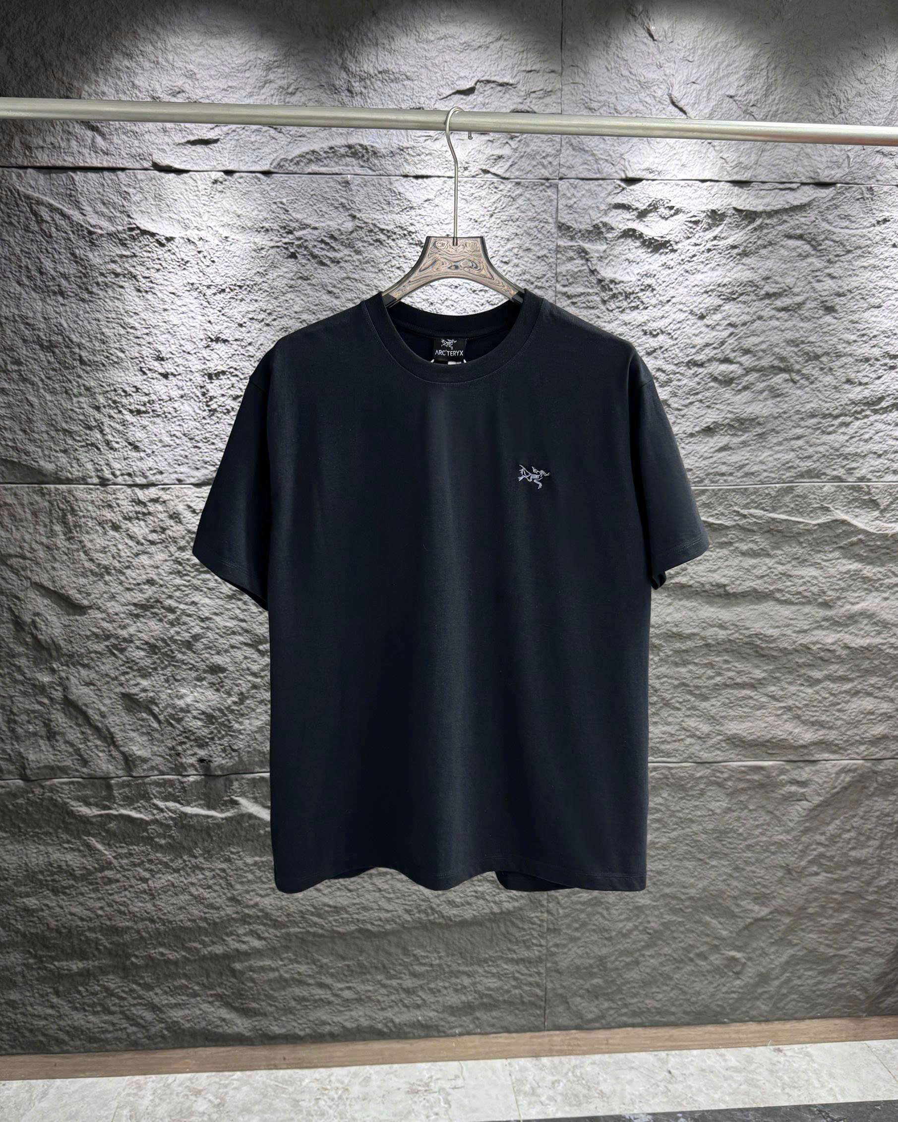 아크테릭스 작은 자수 로고 남성 반팔티