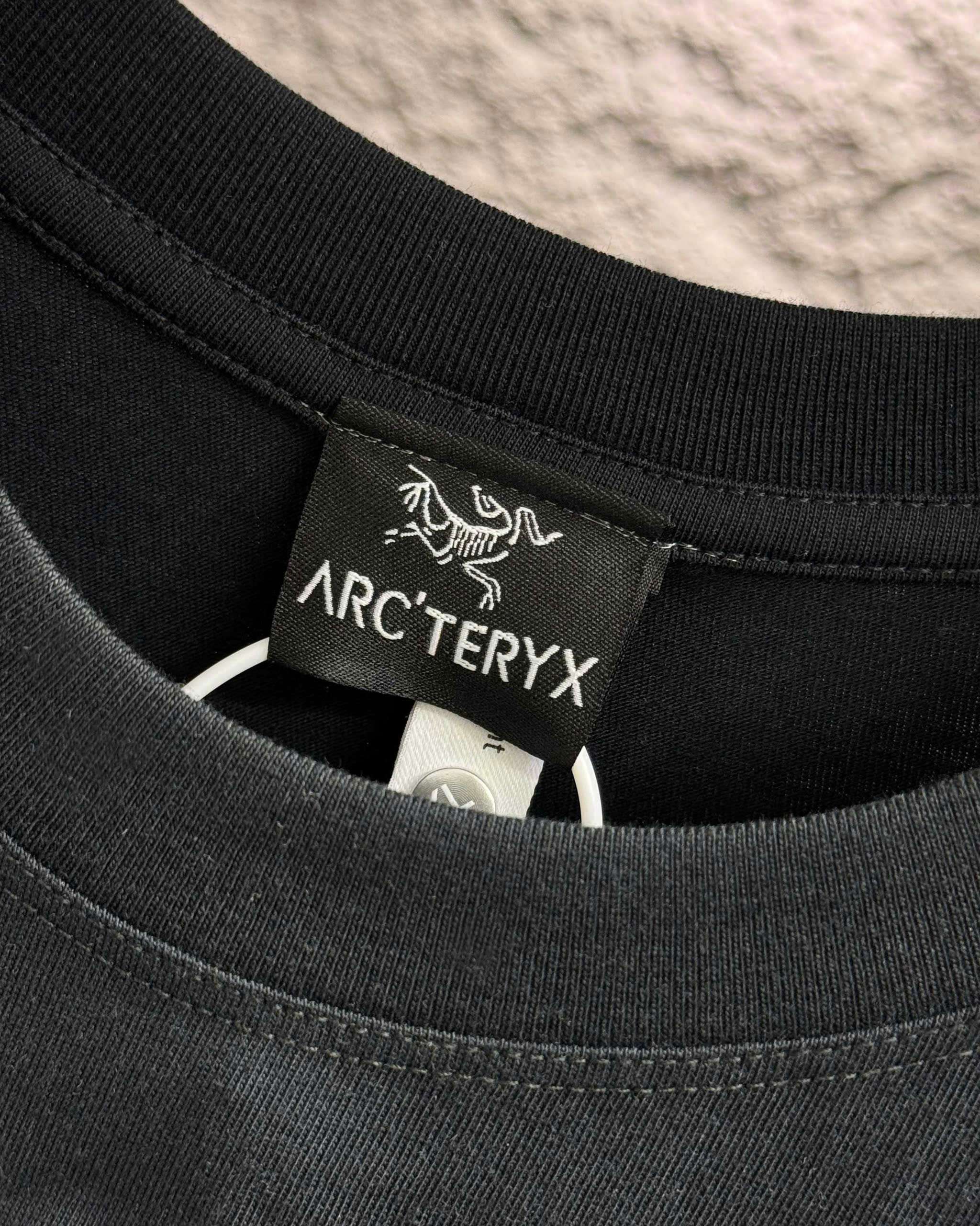 아크테릭스 작은 자수 로고 남성 반팔티