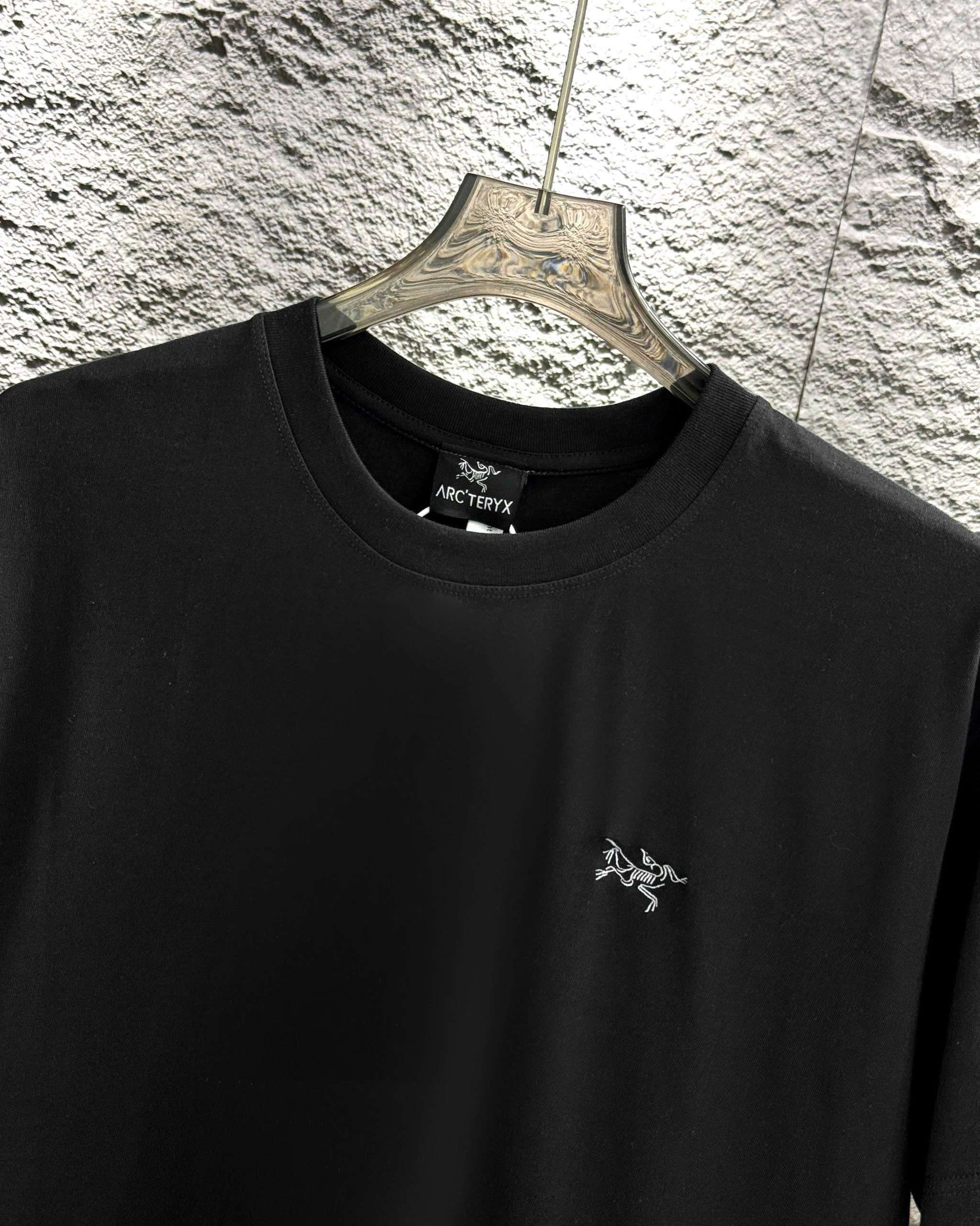 아크테릭스 작은 자수 로고 남성 반팔티