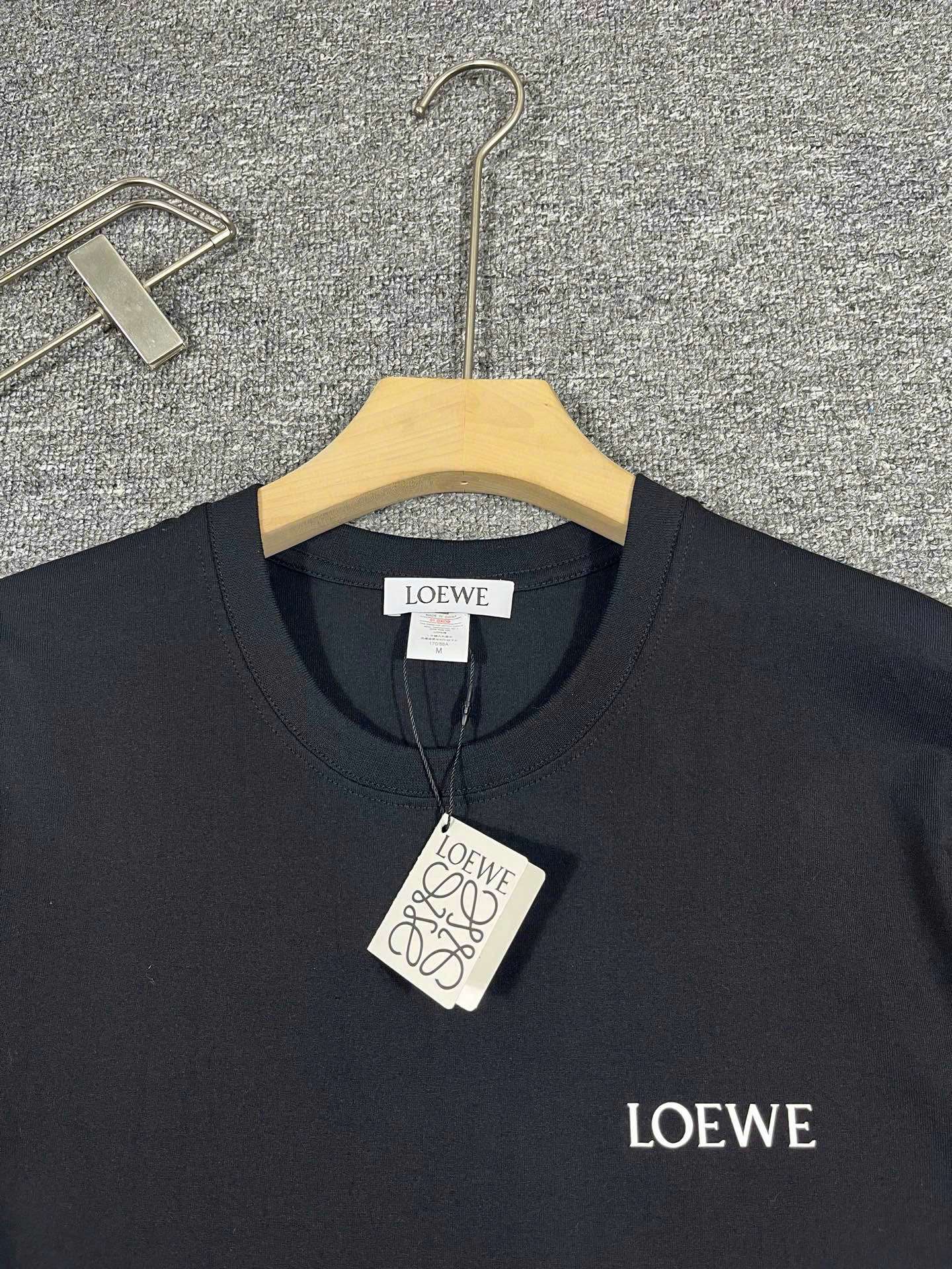 LOEWE 가슴 로고 남성 반팔티