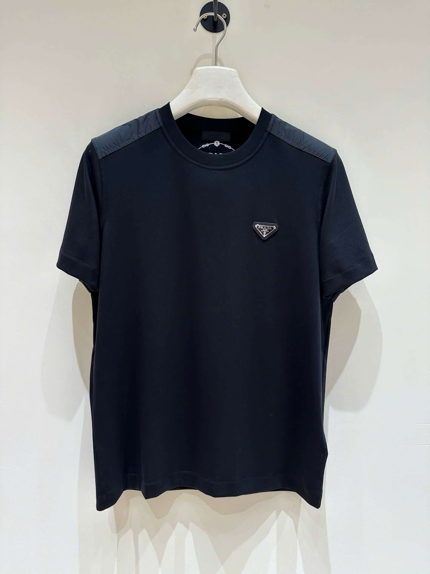 프라다 가슴 삼각 로고 남성 반팔티 (2컬러)