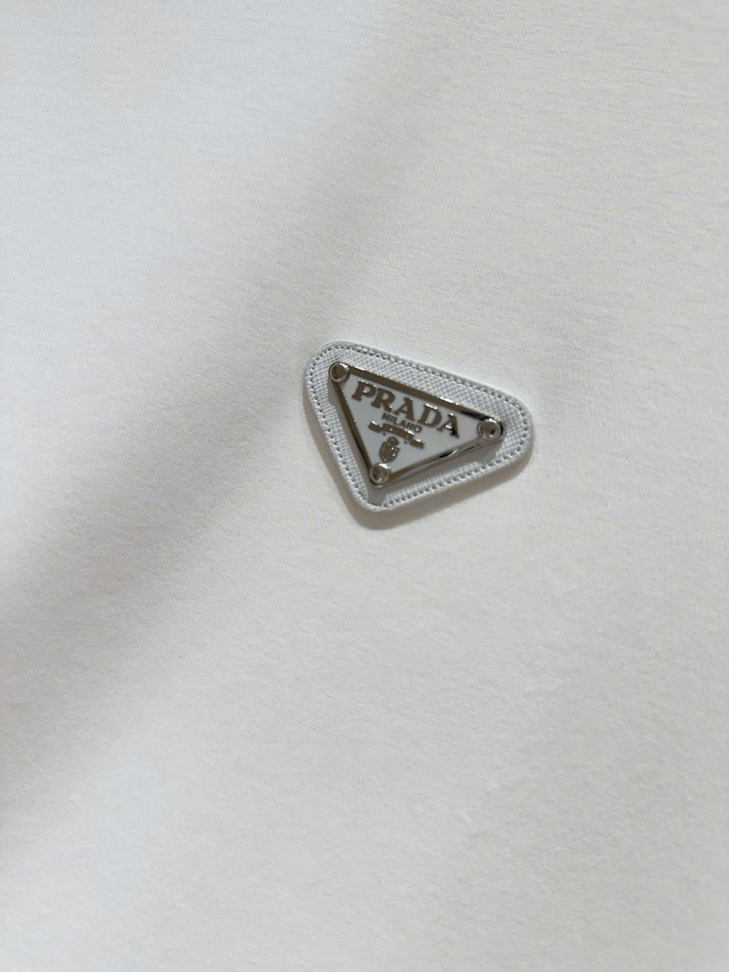 프라다 가슴 삼각 로고 남성 반팔티 (2컬러)