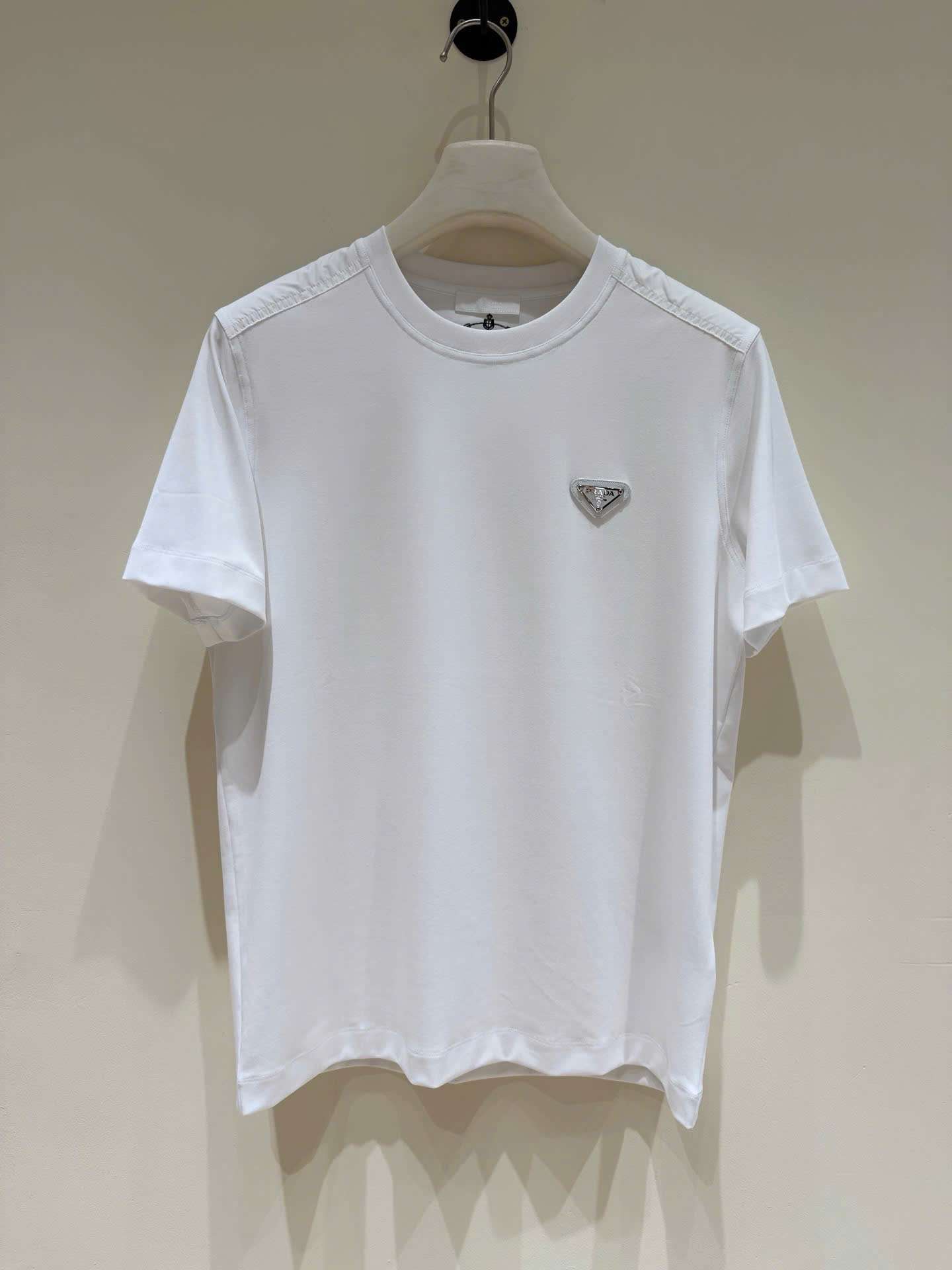 프라다 가슴 삼각 로고 남성 반팔티 (2컬러)