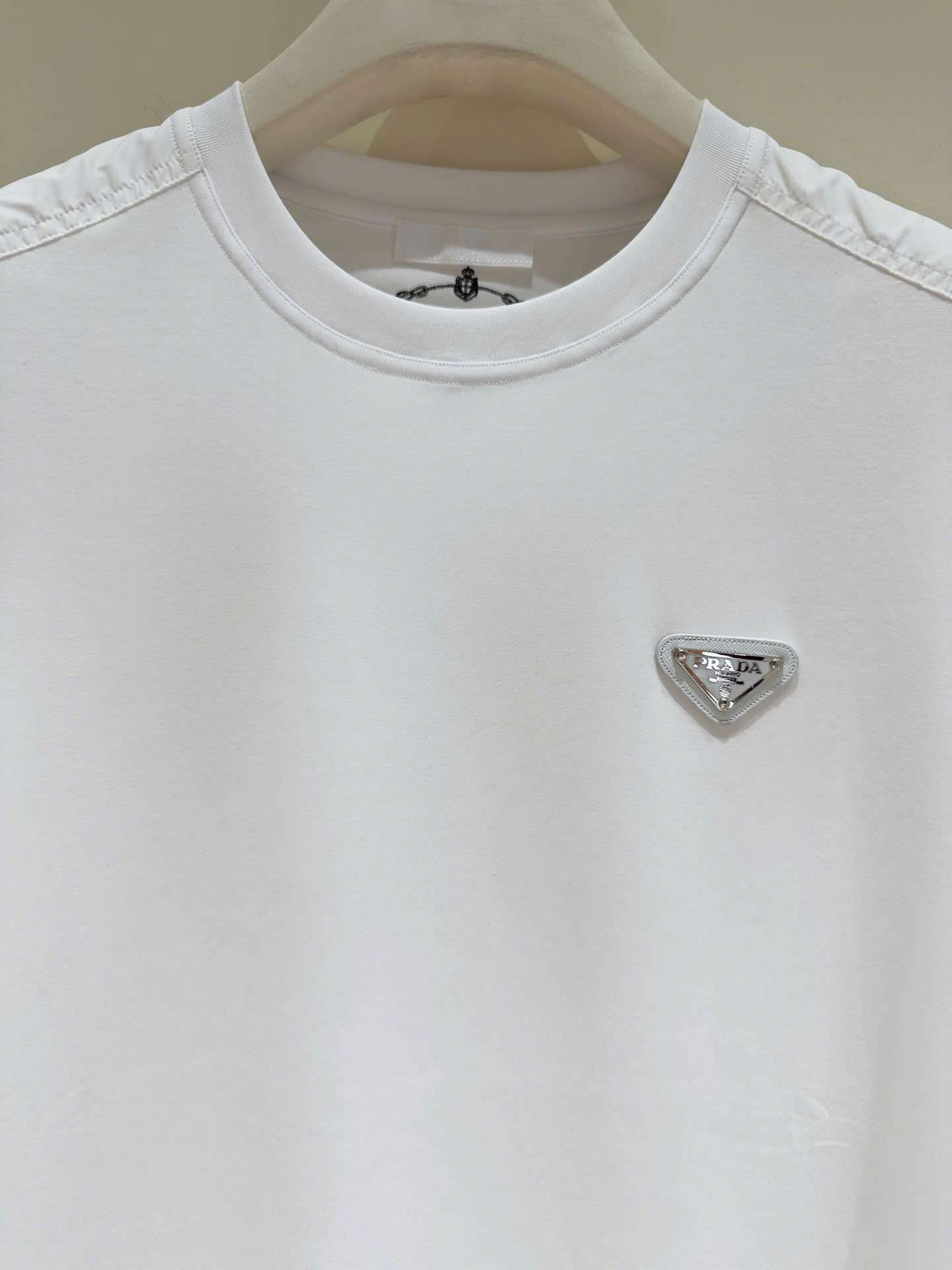프라다 가슴 삼각 로고 남성 반팔티 (2컬러)