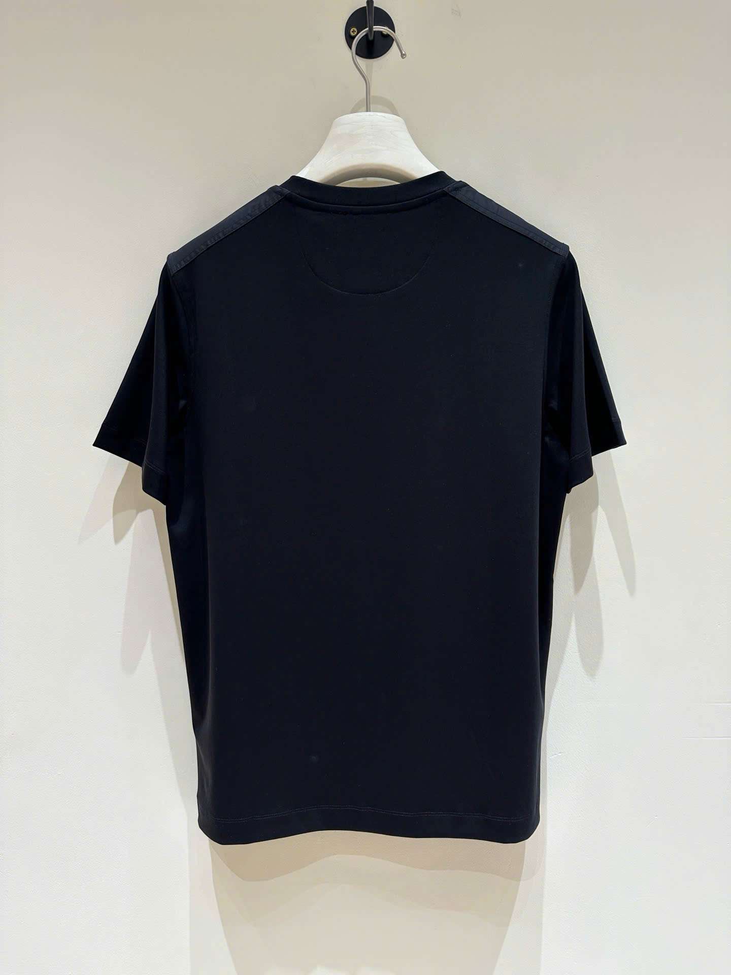 프라다 가슴 삼각 로고 남성 반팔티 (2컬러)