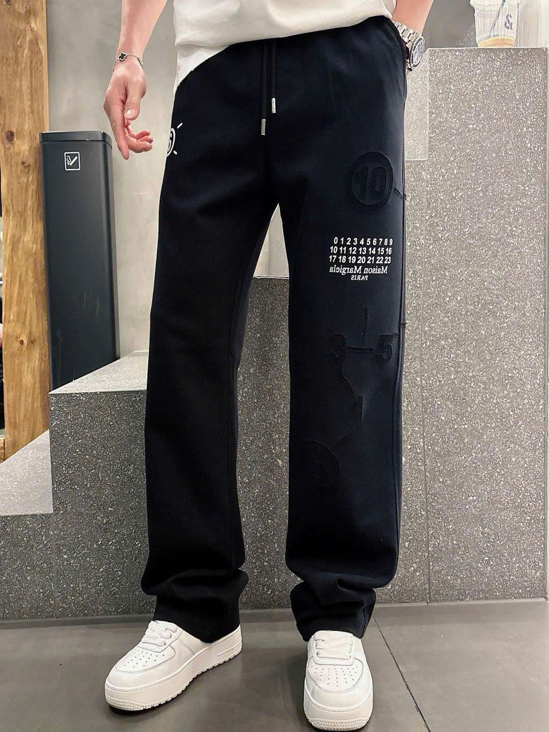 Maison Margiela 자수 로고 남성 긴바지 (2컬러)