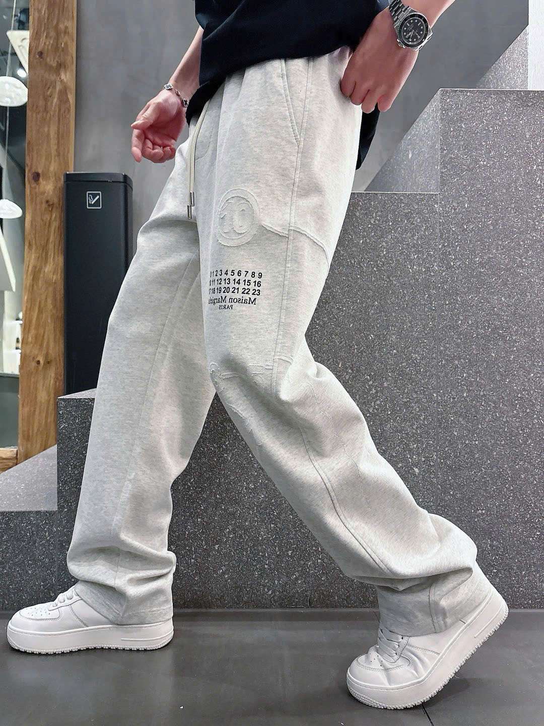 Maison Margiela 자수 로고 남성 긴바지 (2컬러)