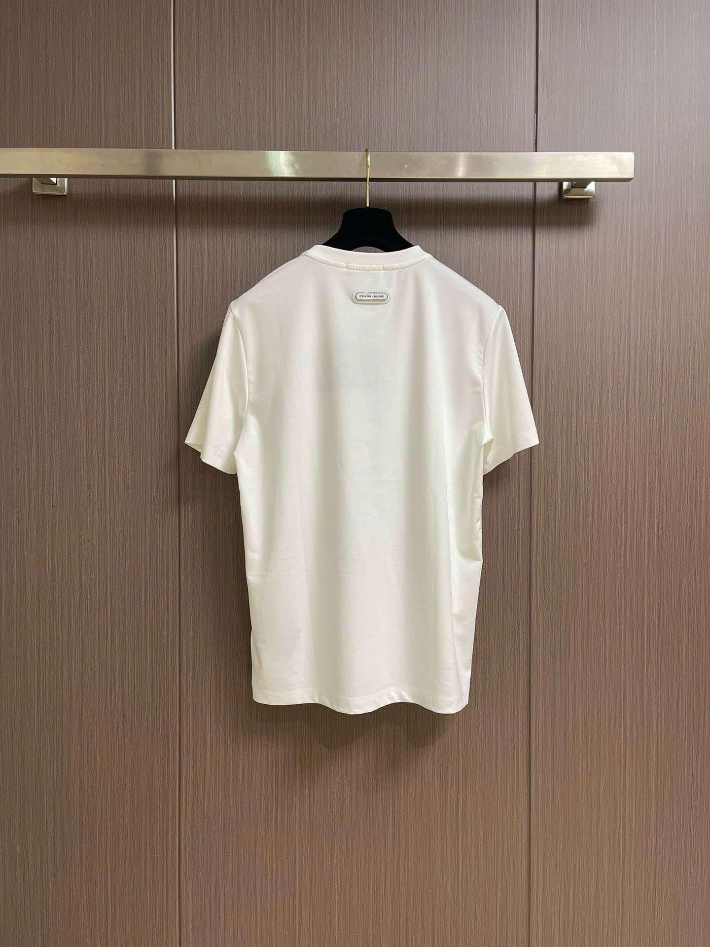 프라다 앞뒤 로고 남여공용 반팔티