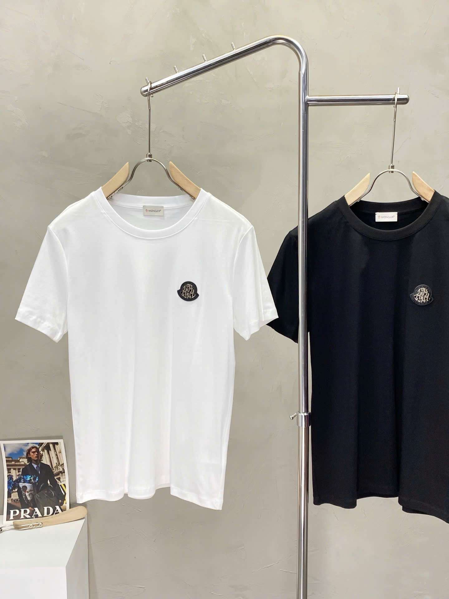 몽클레르 가슴 로고 남성 반팔티