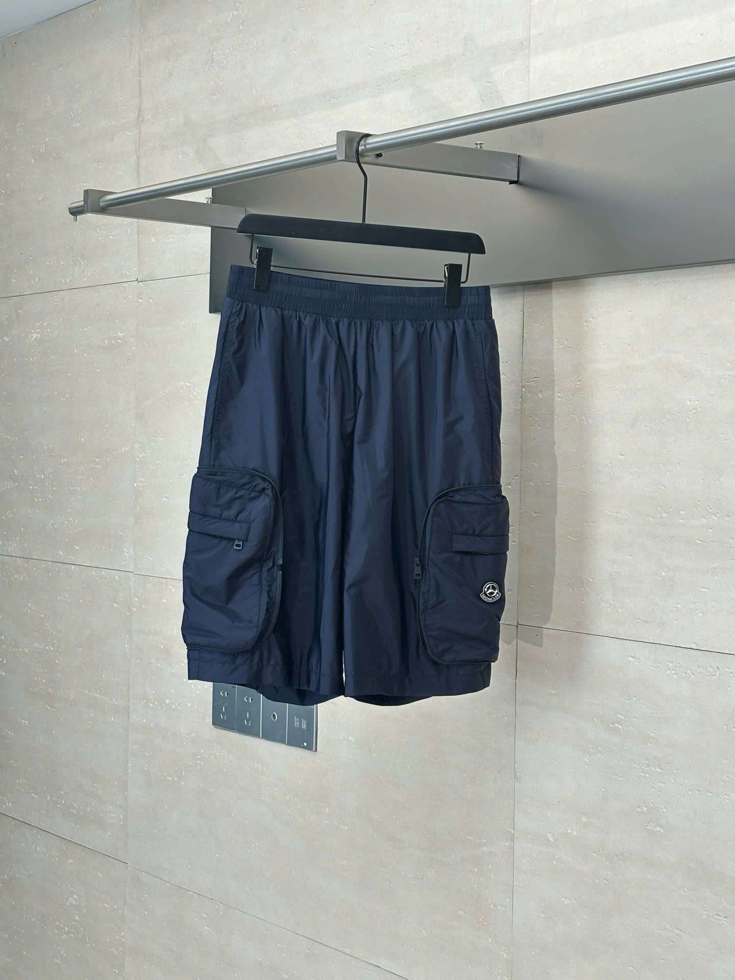 몽클레르 자수 로고 남성 반바지