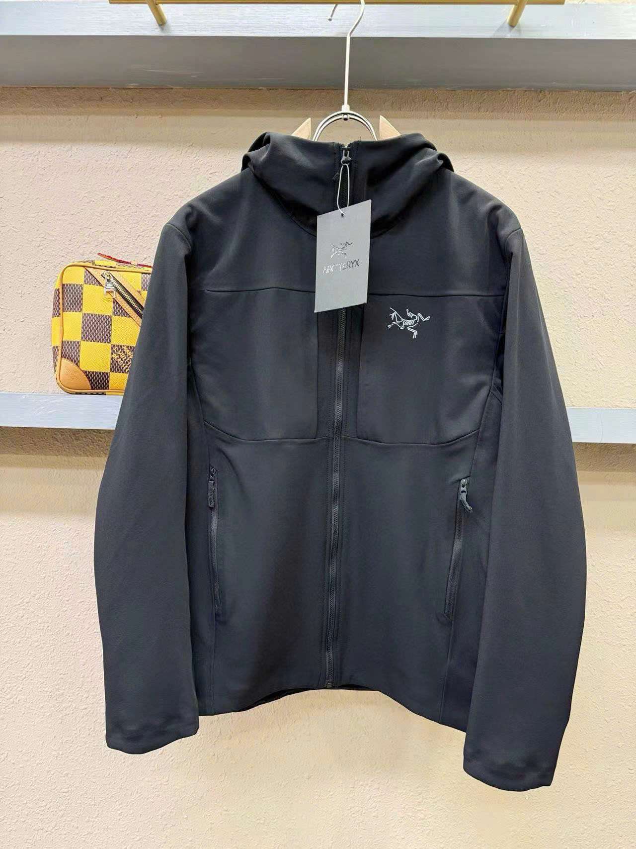 아크테릭스 가슴 로고 남성 자켓