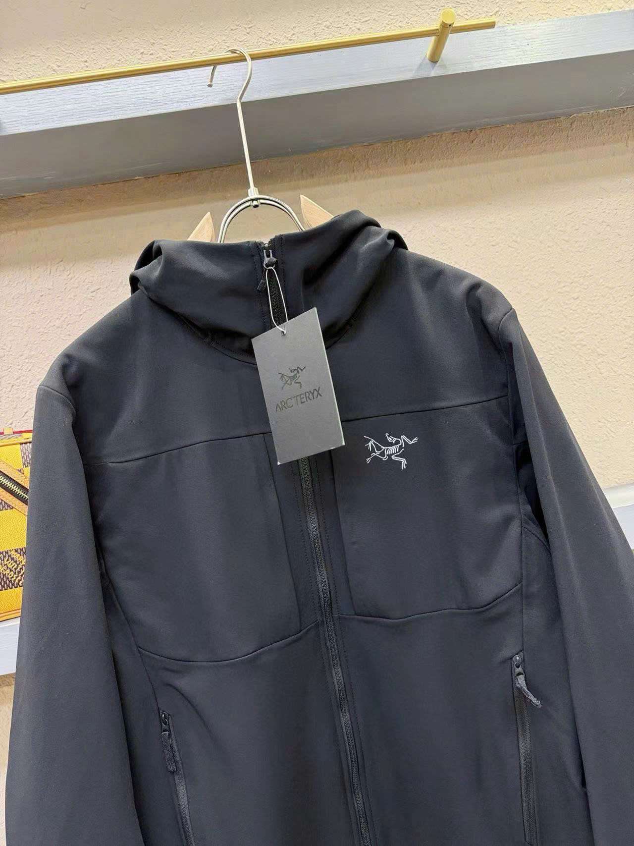 아크테릭스 가슴 로고 남성 자켓