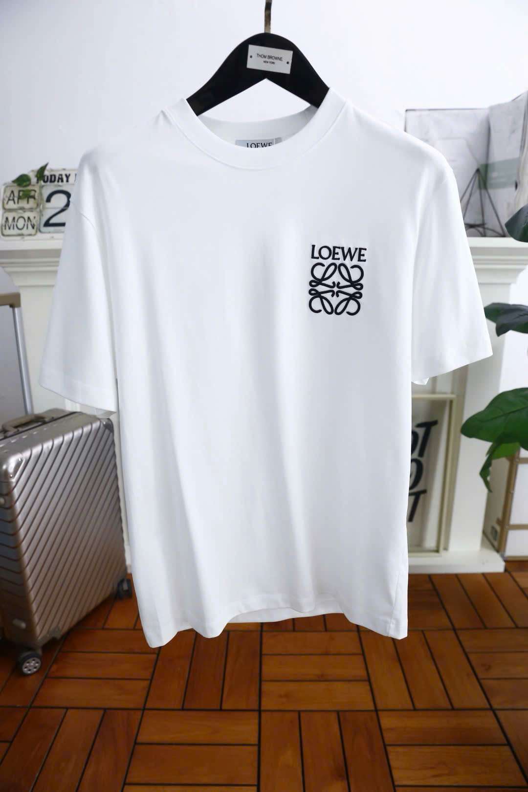 LOEWE 앞뒤 자수 로고 남성 반팔티