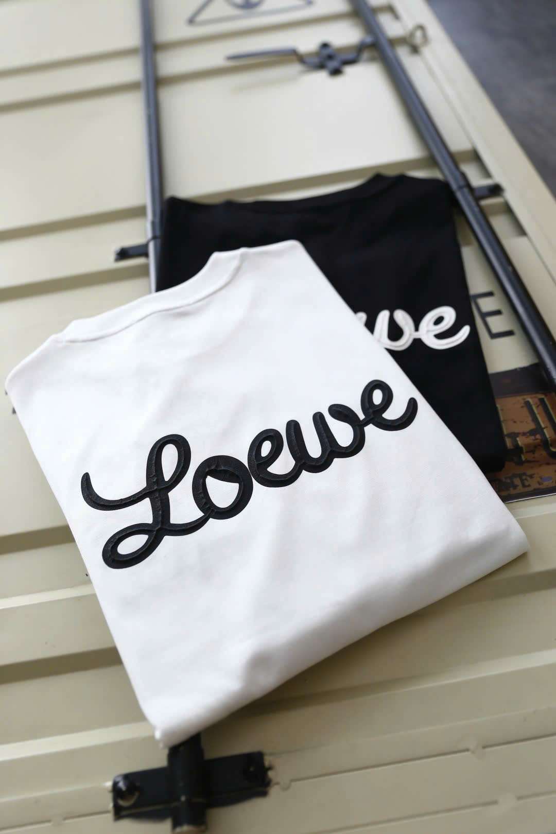 LOEWE 앞뒤 자수 로고 남성 반팔티