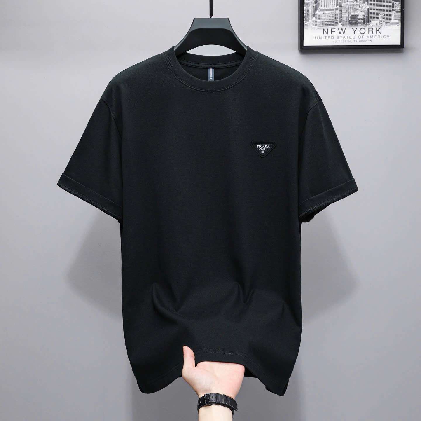 프라다 가슴 삼각 로고 남성 반팔티 (3컬러)