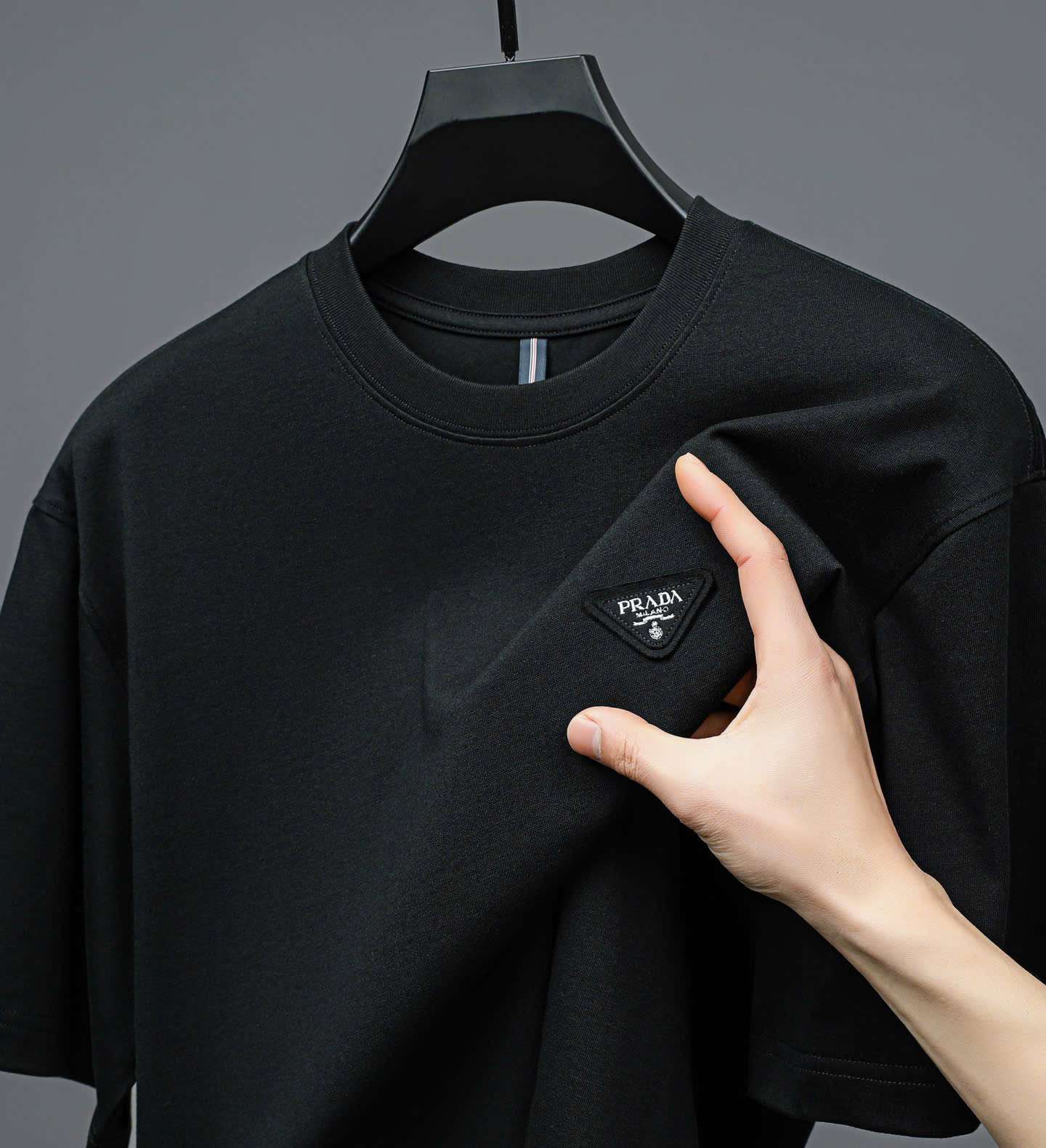 프라다 가슴 삼각 로고 남성 반팔티 (3컬러)