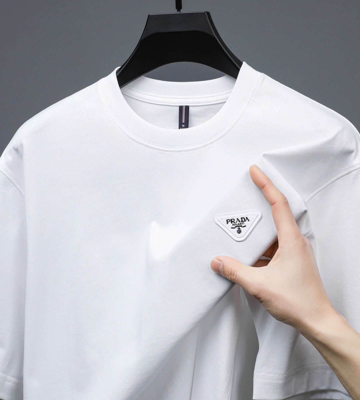 프라다 가슴 삼각 로고 남성 반팔티 (3컬러)