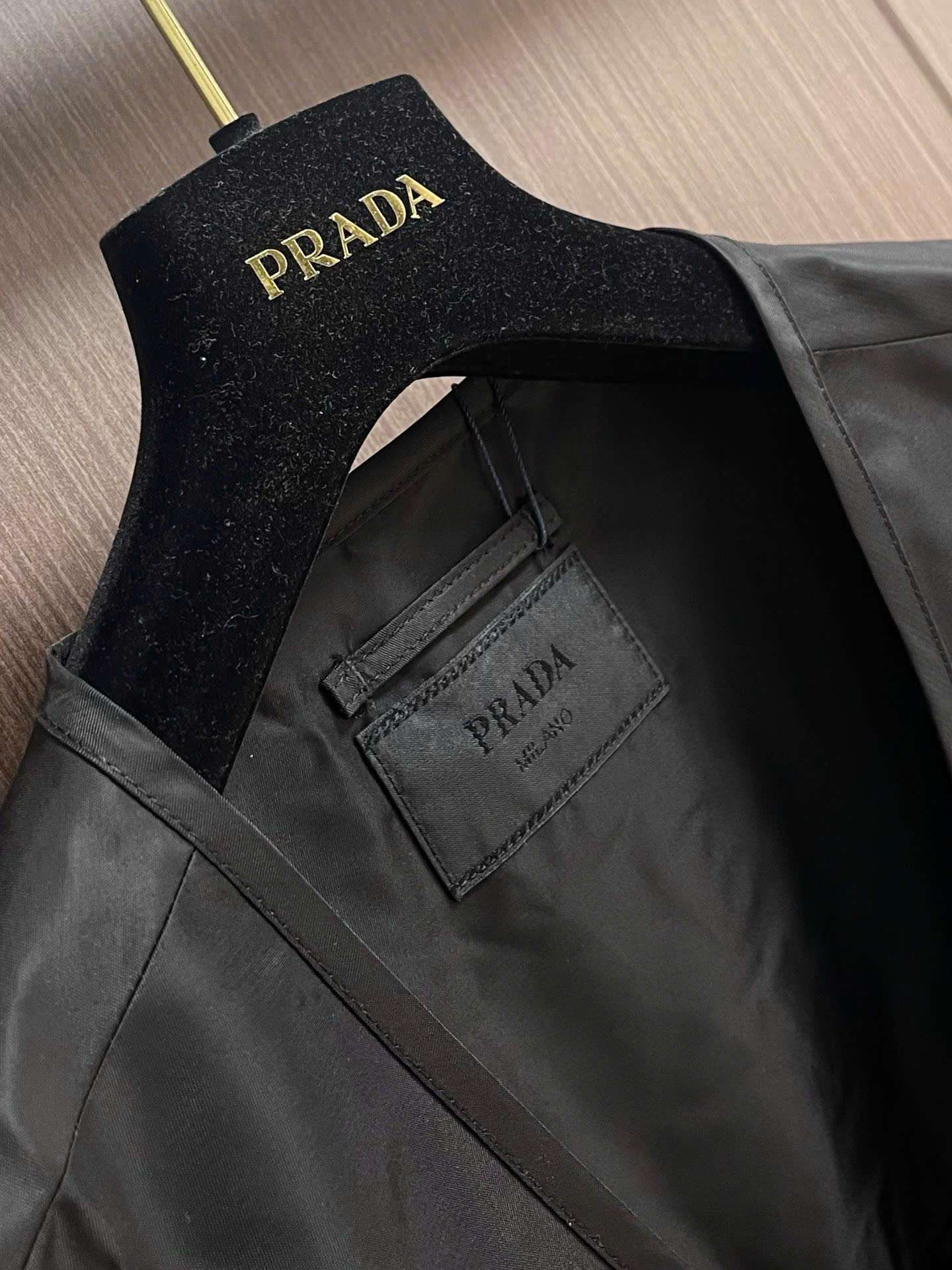 프라다 가슴 삼각 로고 남성 조끼