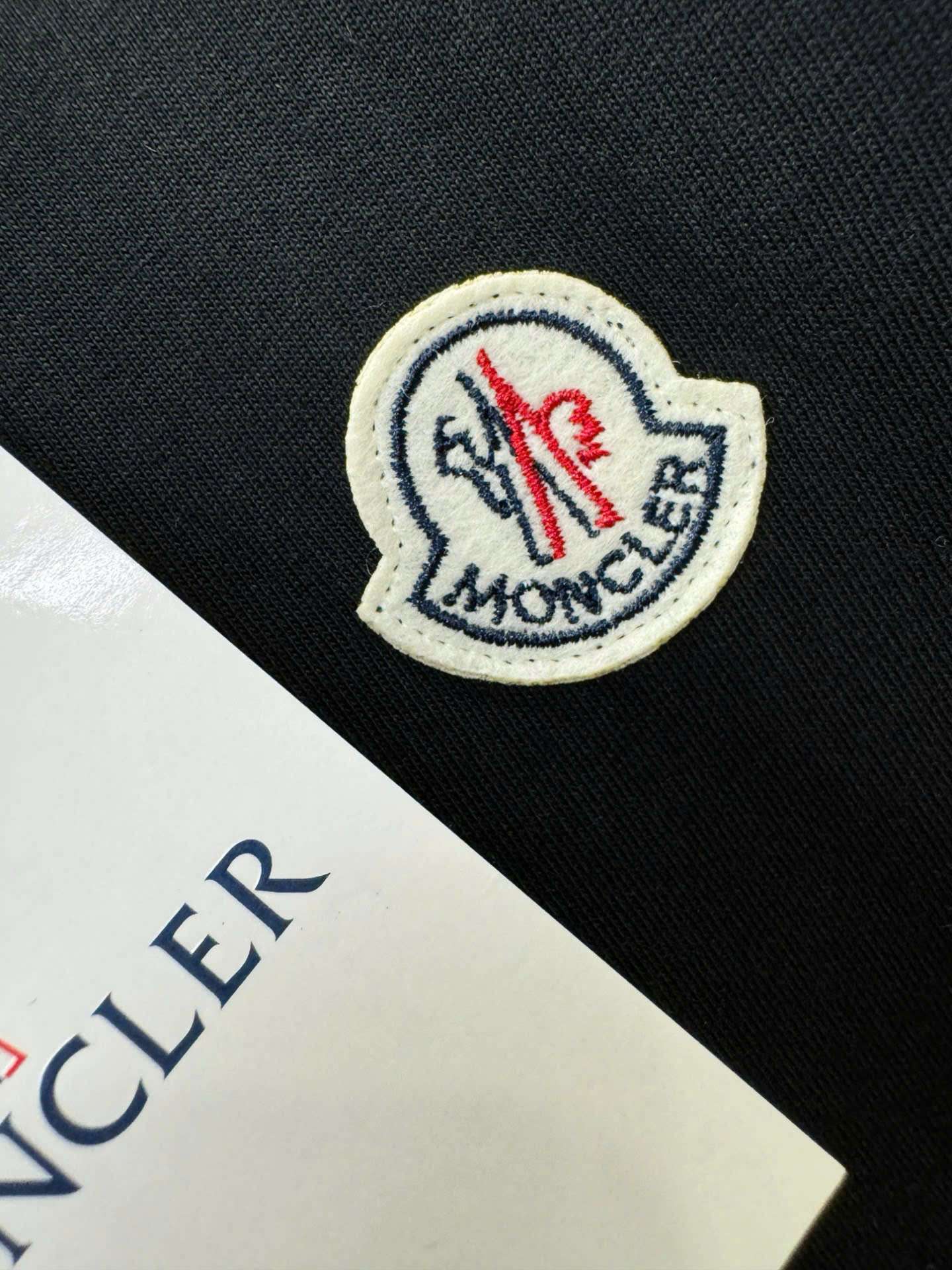 몽클레르 자수 로고 남성 반팔티